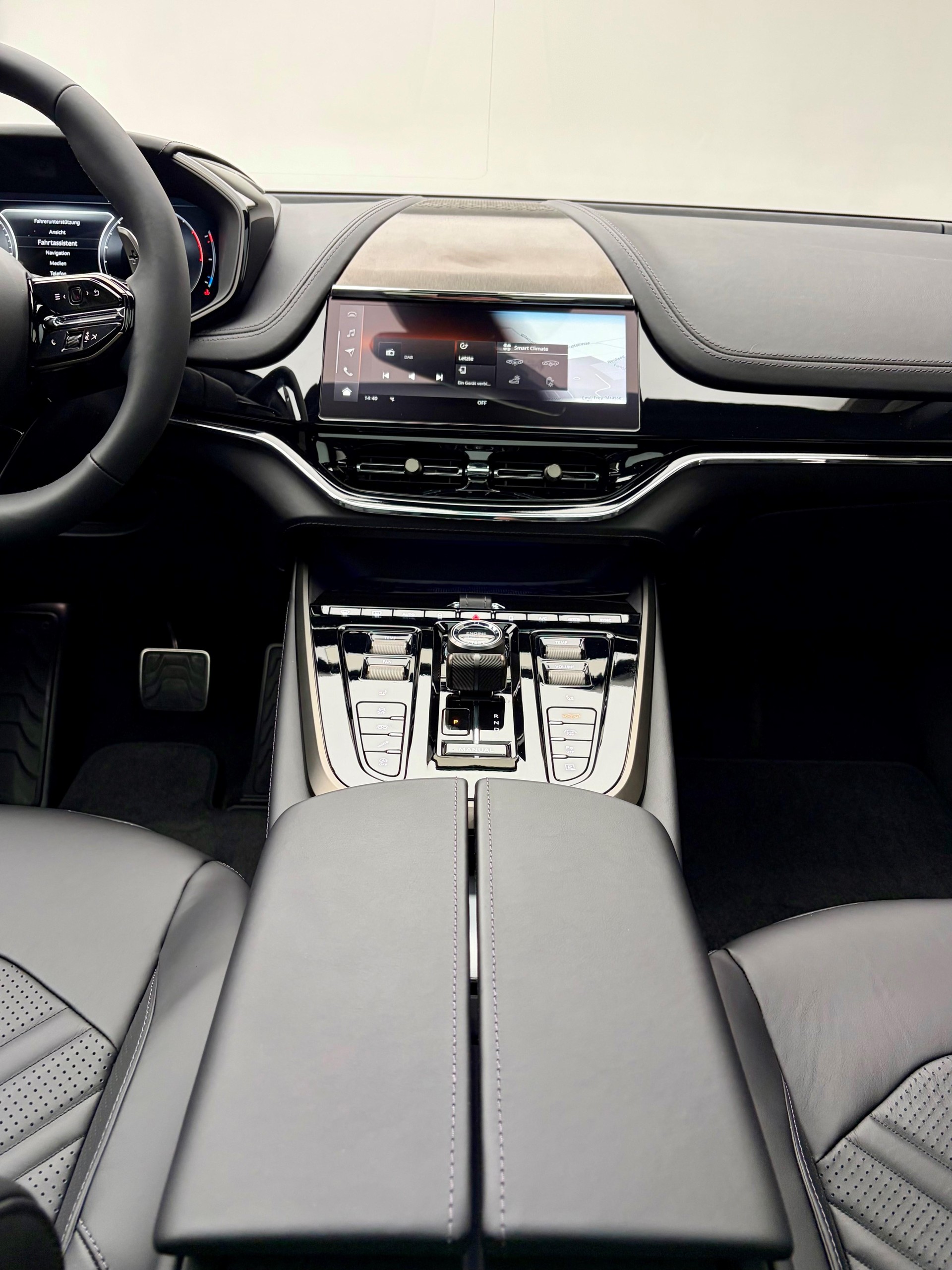 ASTON MARTIN DBX S 4.0 V8 Bi-Turbo-image-9