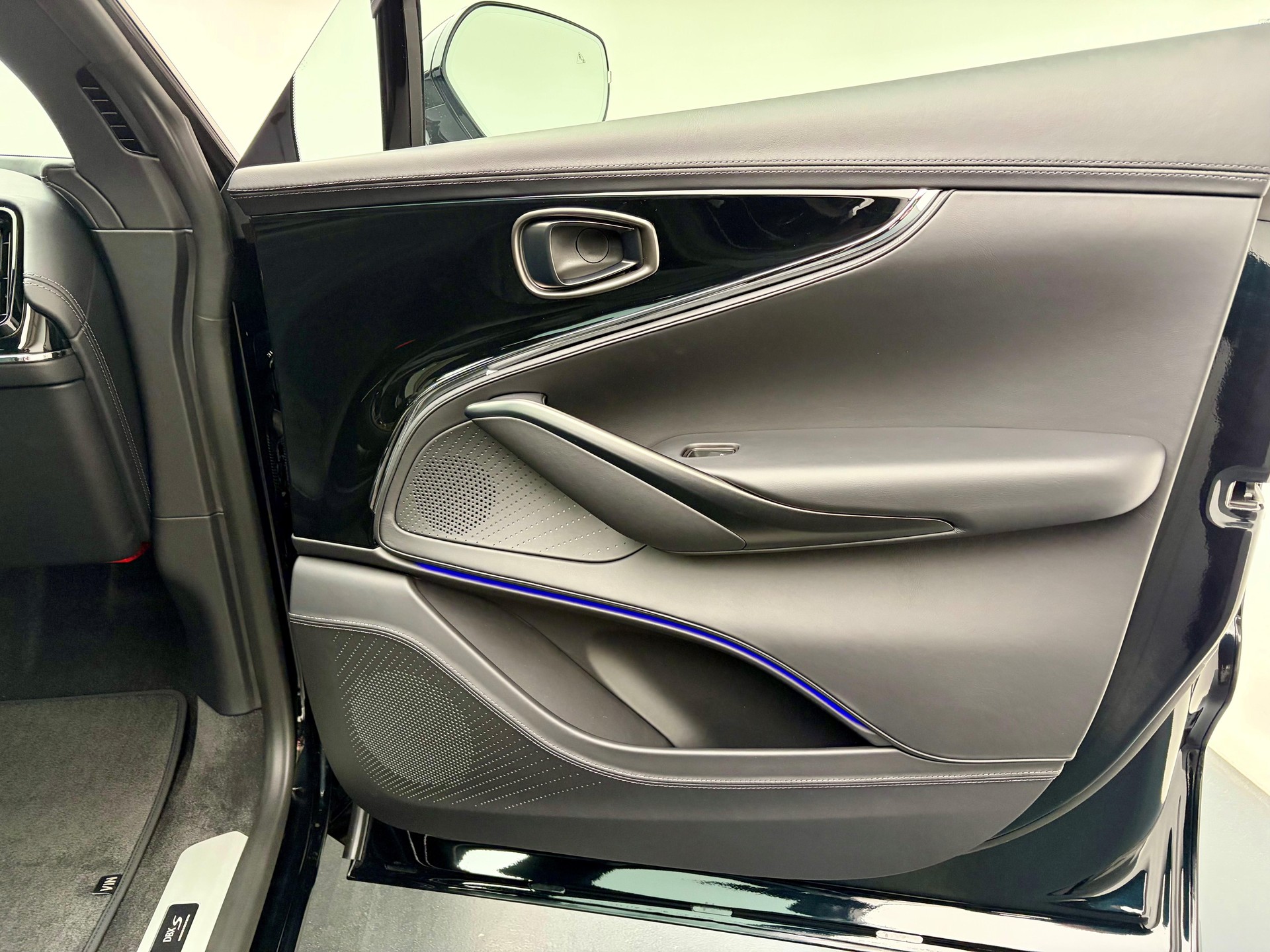 ASTON MARTIN DBX S 4.0 V8 Bi-Turbo-image-17