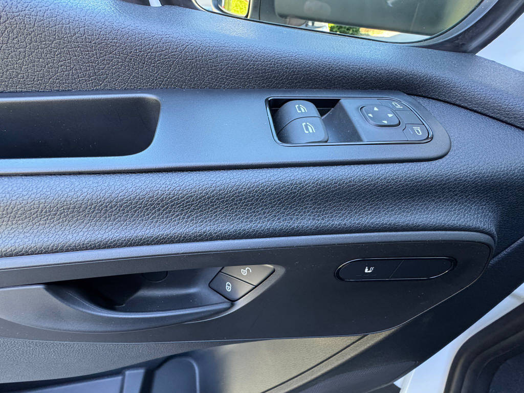 MERCEDES-BENZ eSprinter 420 Pro Aufbau mit Hebebühne 4325 L 81 kWh-image-11