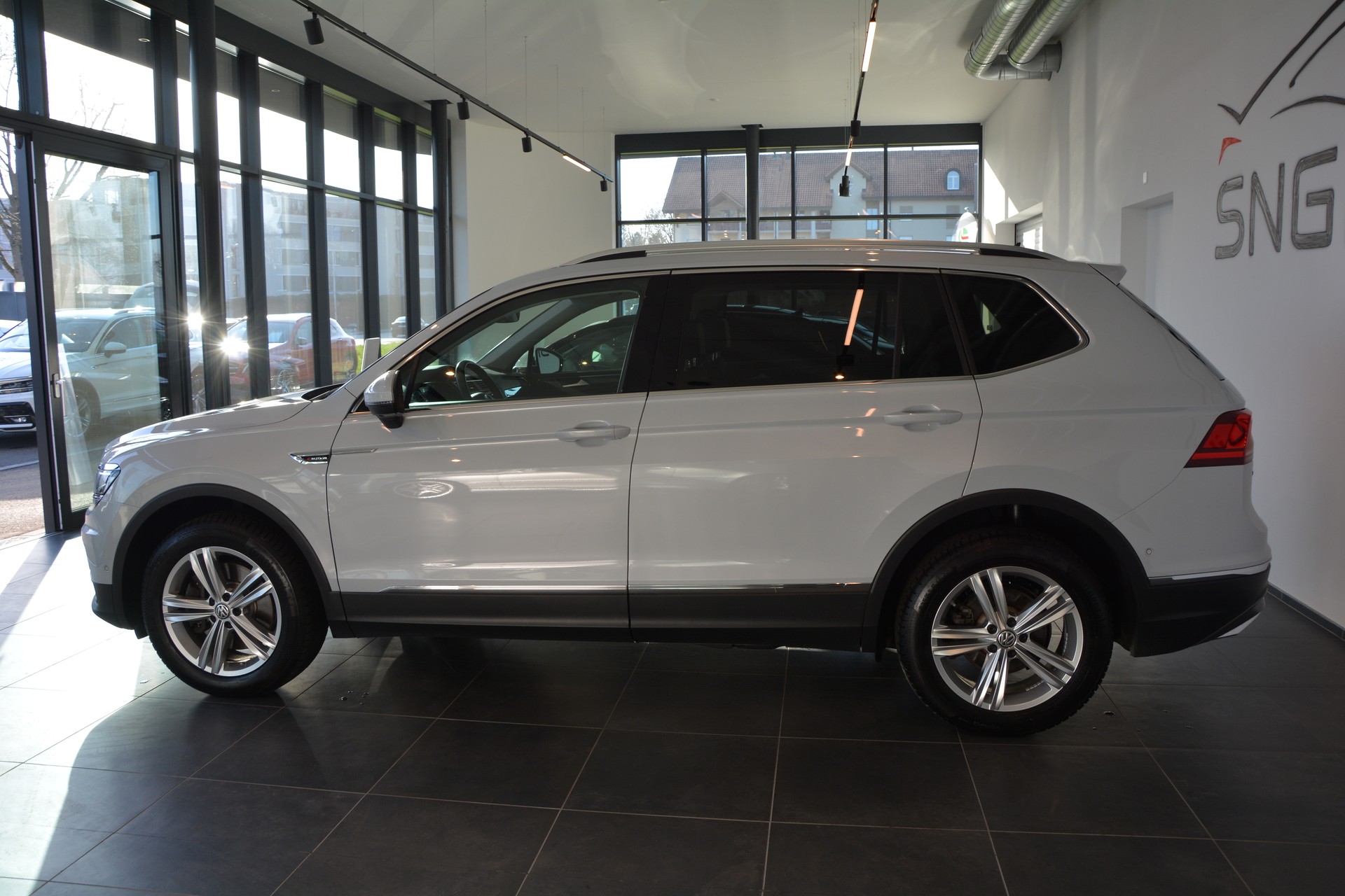 VW Tiguan Allspace 2.0TSI Highline 4Motion DSG-image-2