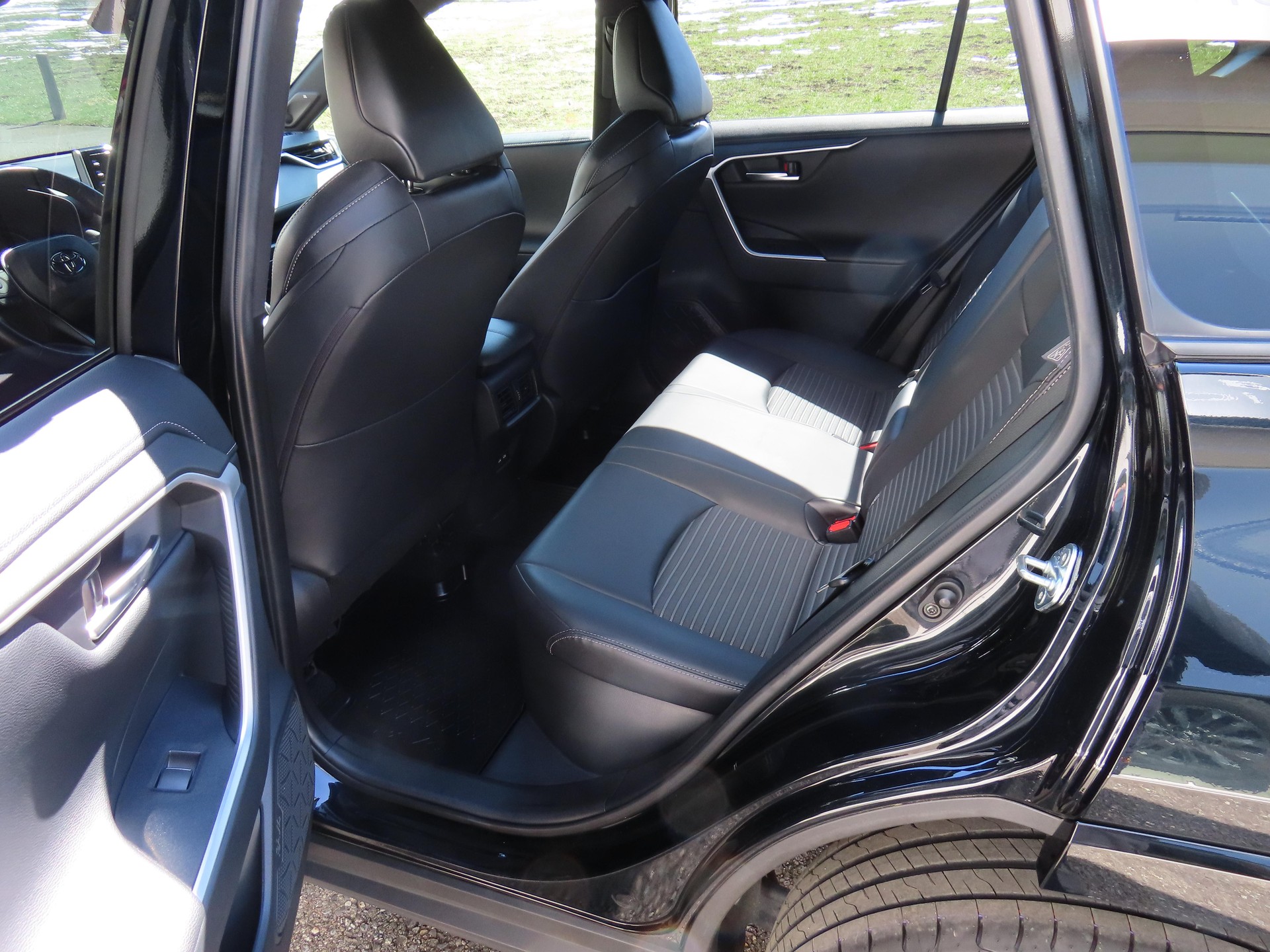TOYOTA RAV4 2.5 HEV Black Edition-image-6