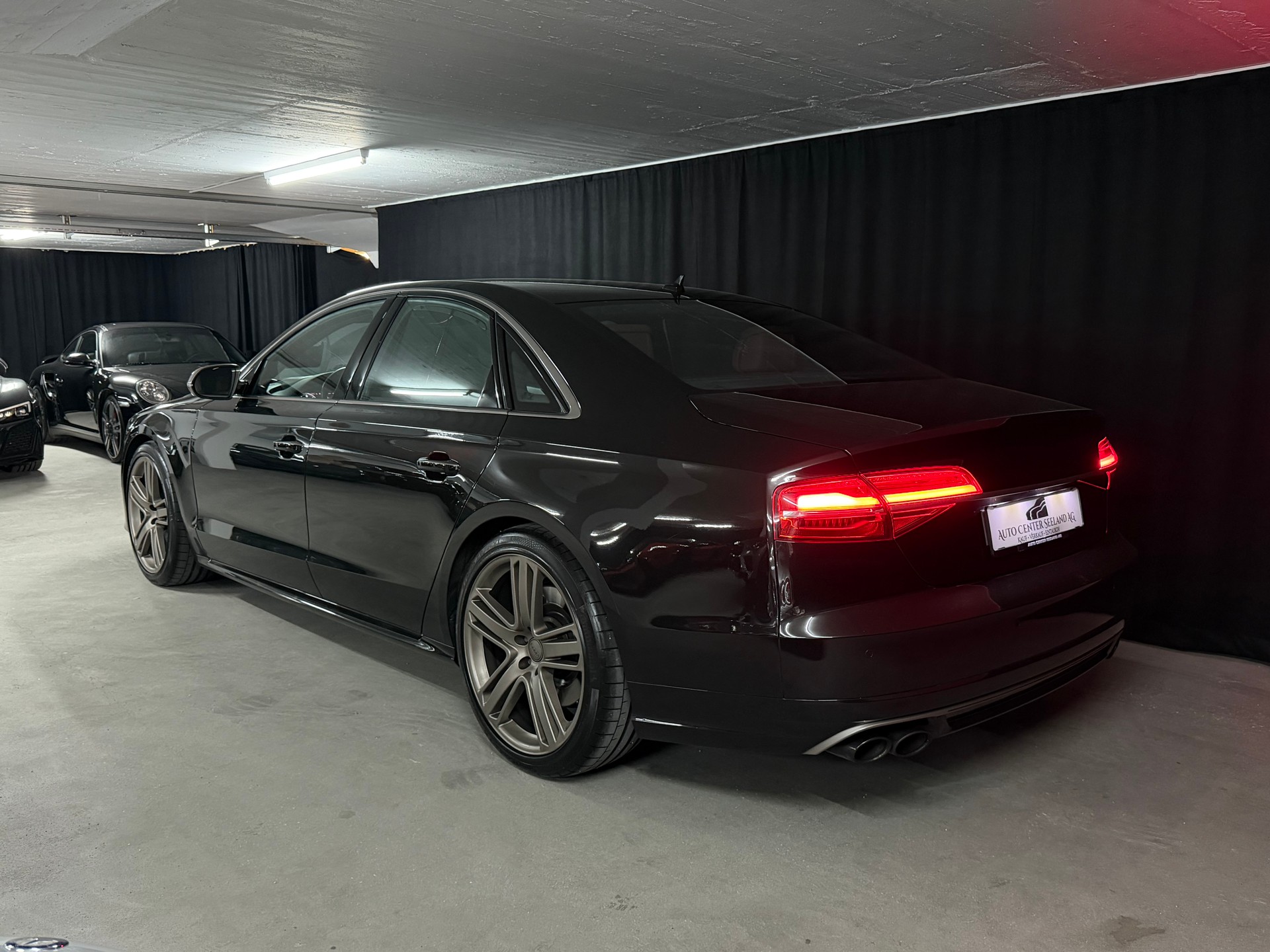 AUDI S8 4.0 TFSI V8 quattro tiptronic-image-2
