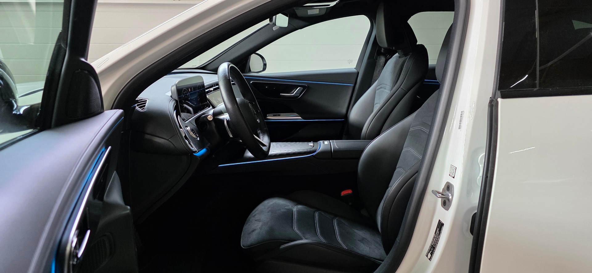 MERCEDES-BENZ E 220 d AMG-Line 9G-Tronic *ACC*Laneassist*Ambientebeleuchtung*CarPlay/AndroidAuto*Sitzheizung*Anhängerkupplung*-image-8