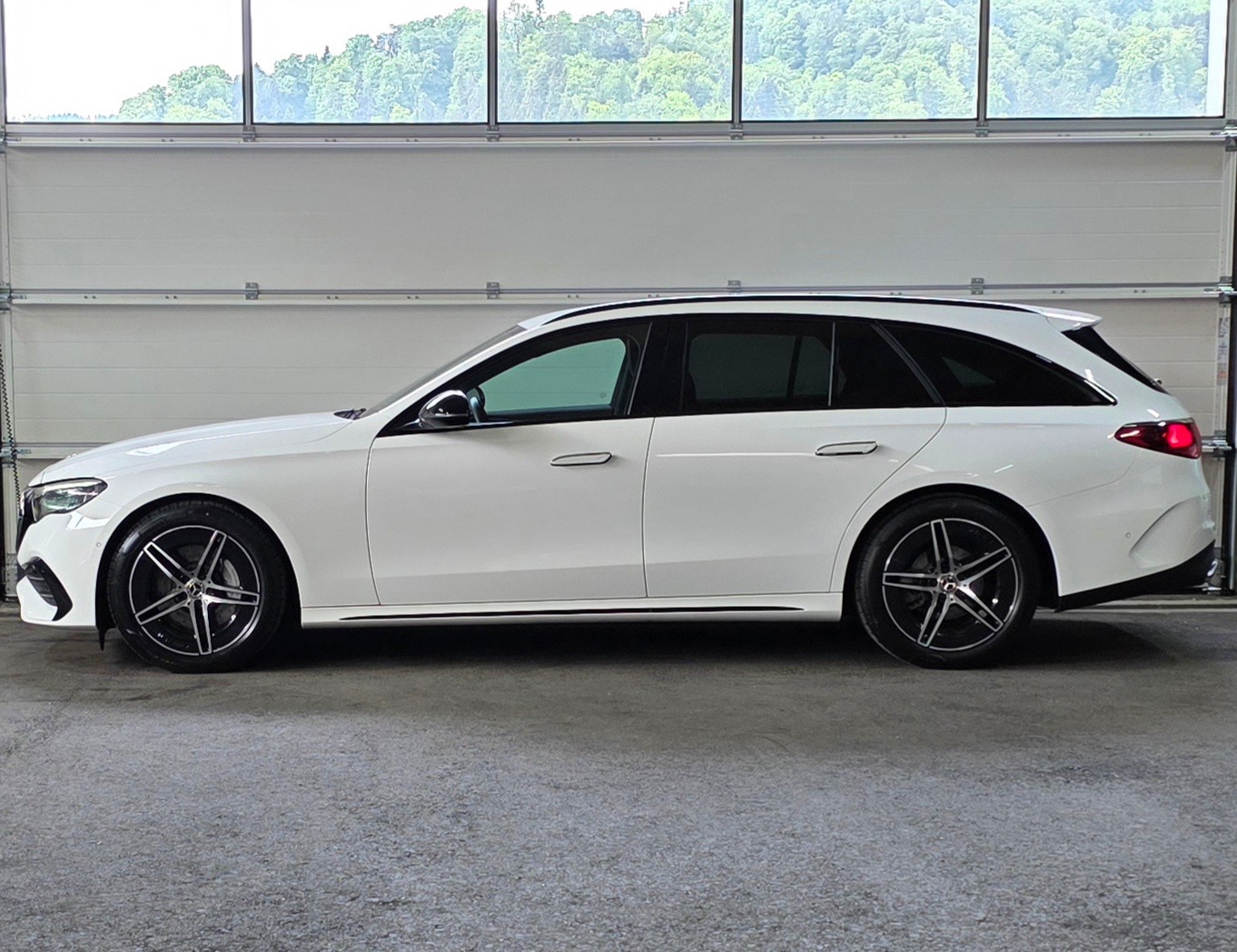 MERCEDES-BENZ E 220 d AMG-Line 9G-Tronic *ACC*Laneassist*Ambientebeleuchtung*CarPlay/AndroidAuto*Sitzheizung*Anhängerkupplung*-image-1