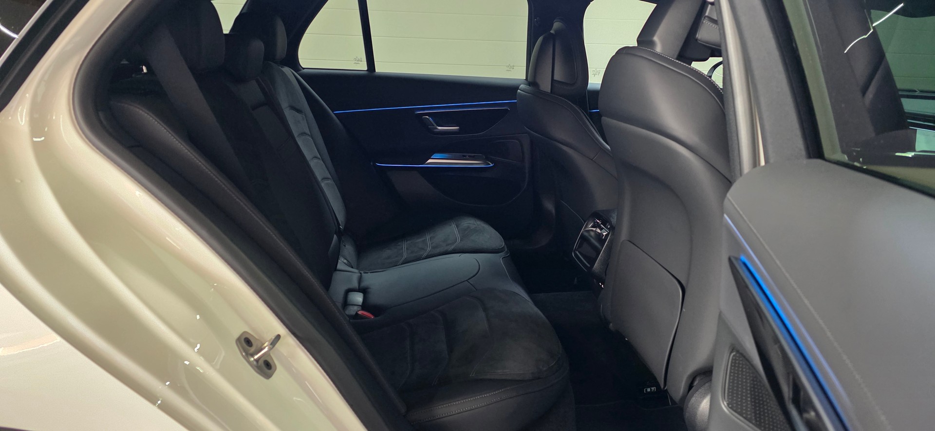 MERCEDES-BENZ E 220 d AMG-Line 9G-Tronic *ACC*Laneassist*Ambientebeleuchtung*CarPlay/AndroidAuto*Sitzheizung*Anhängerkupplung*-image-24
