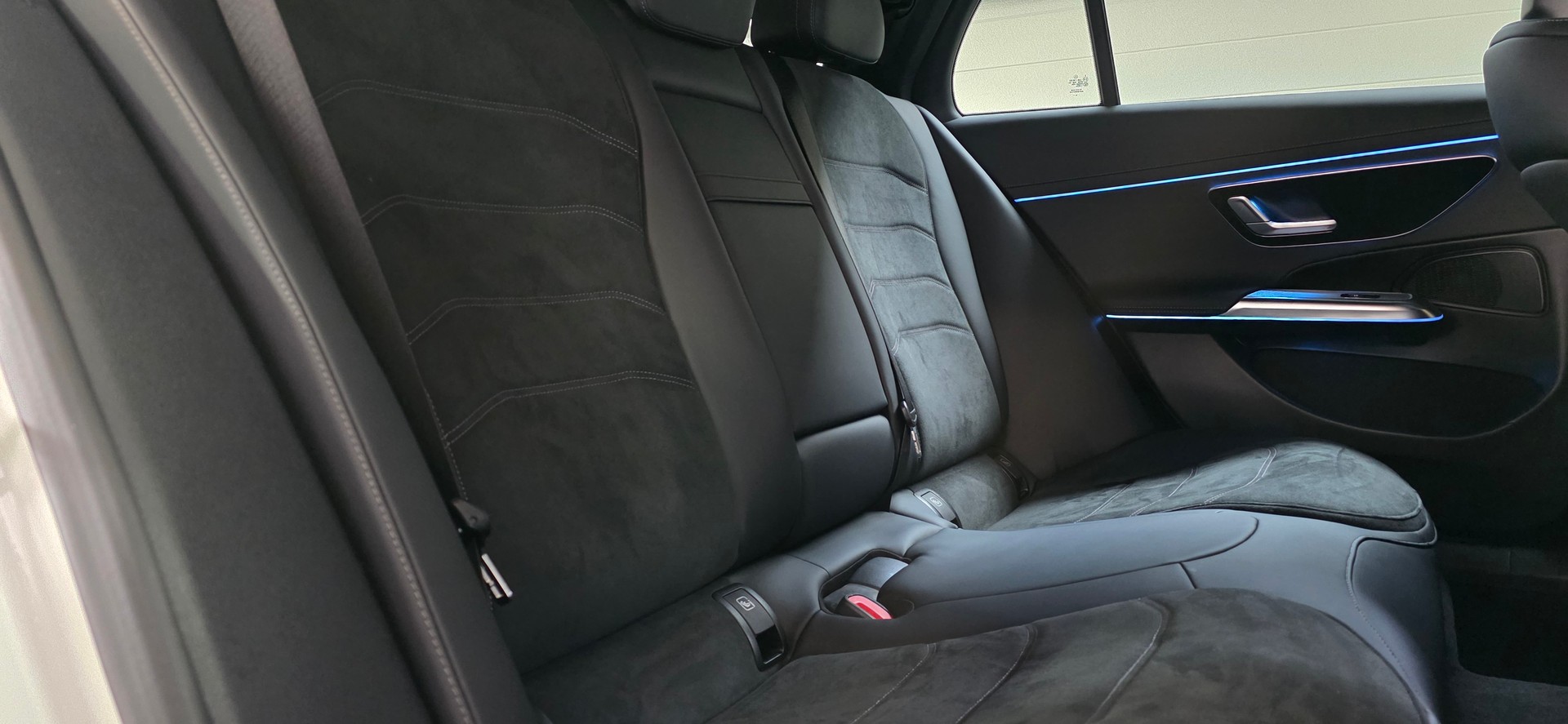 MERCEDES-BENZ E 220 d AMG-Line 9G-Tronic *ACC*Laneassist*Ambientebeleuchtung*CarPlay/AndroidAuto*Sitzheizung*Anhängerkupplung*-image-25