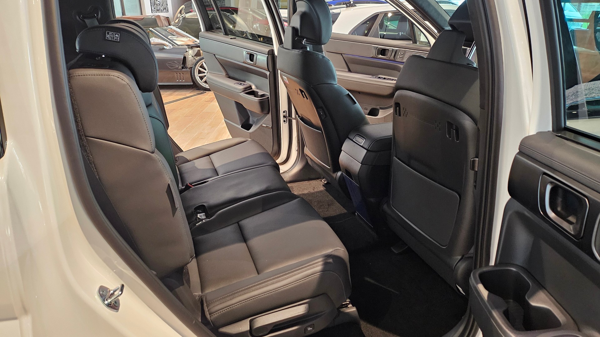 HYUNDAI Santa Fe 1.6 T-GDi PHEV Calligraphy 4WD Automatic-image-14