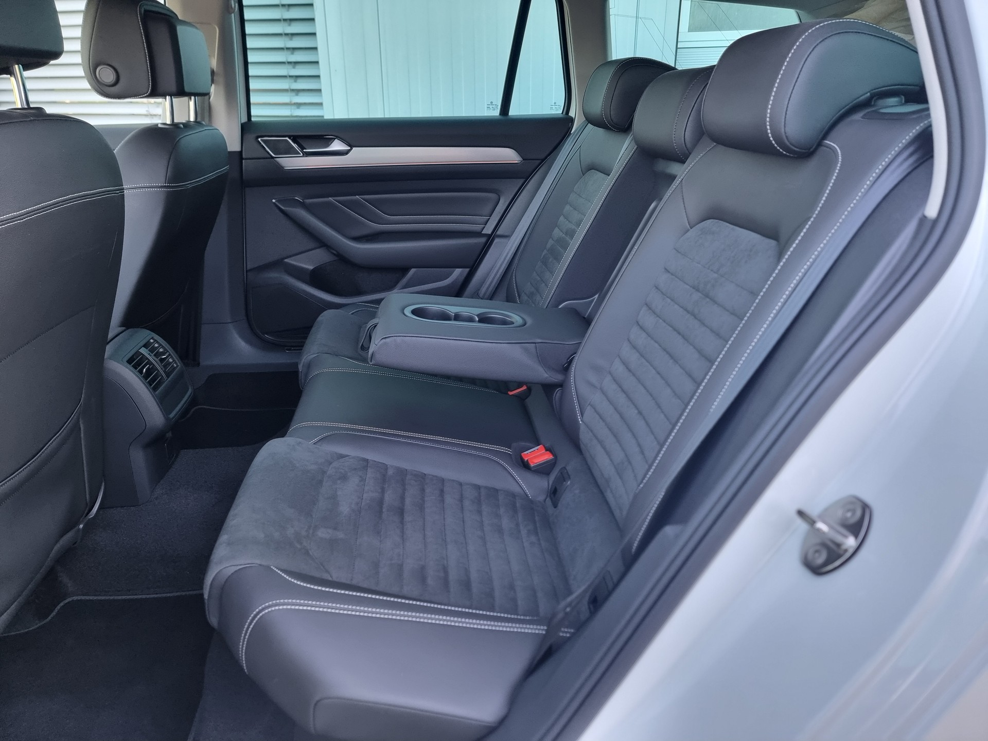 VW Passat 2.0 TDI BMT Elegance DSG-image-8