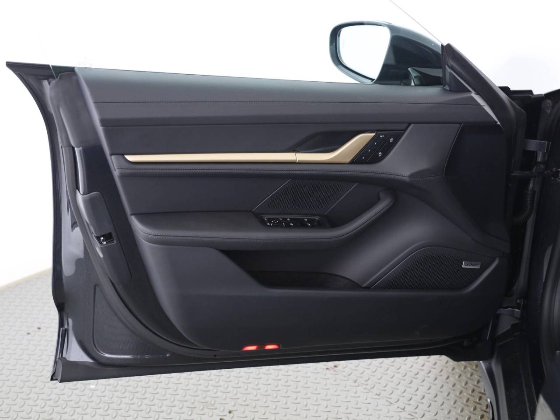 PORSCHE Taycan 4 Cross Turismo-image-16