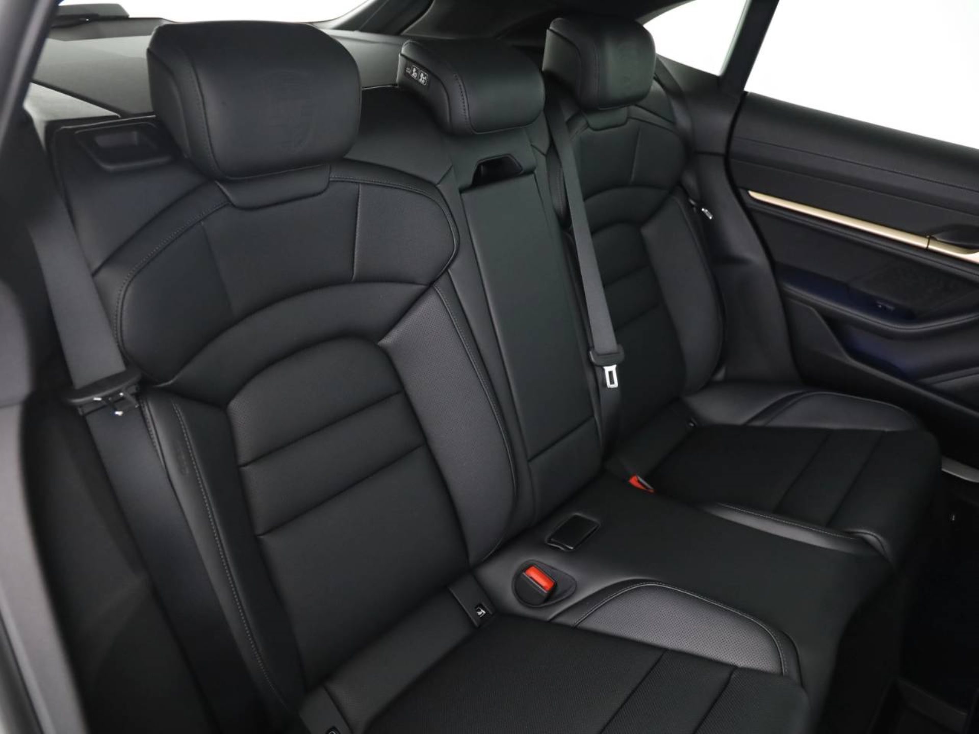 PORSCHE Taycan 4 Cross Turismo-image-17