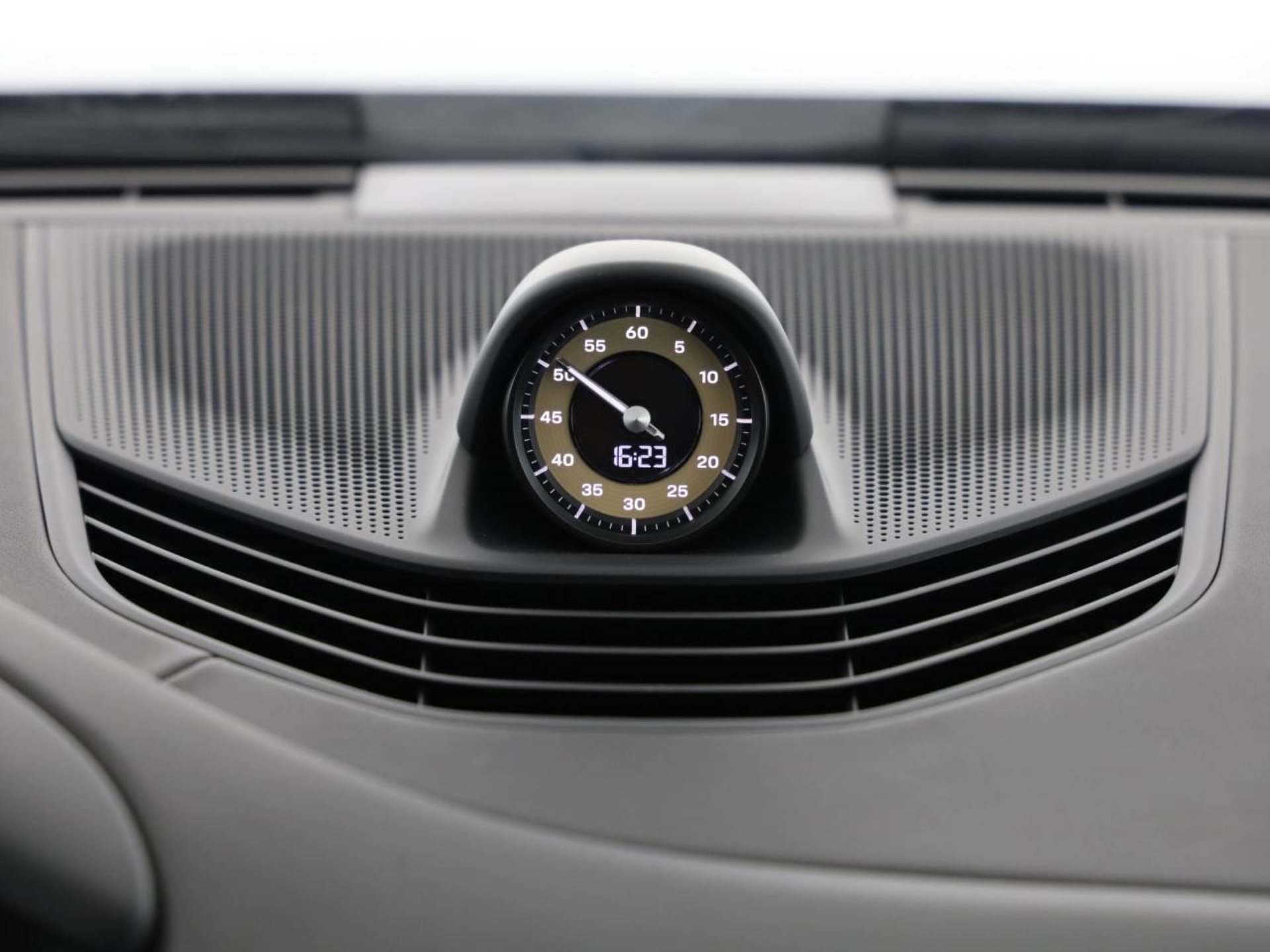 PORSCHE Taycan 4 Cross Turismo-image-11