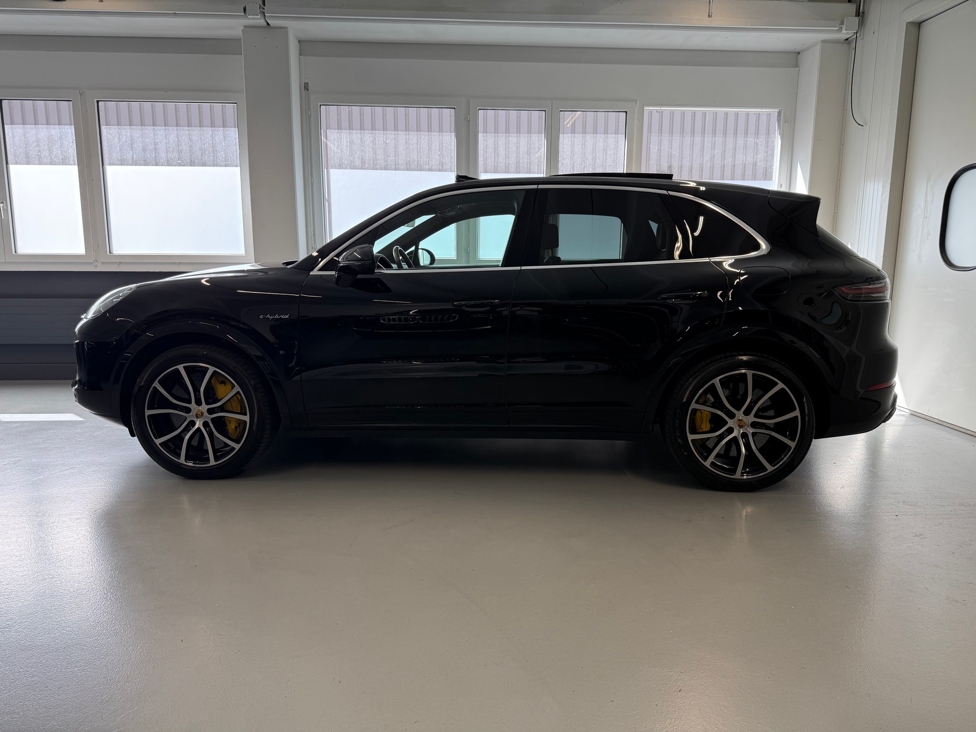 PORSCHE Cayenne Turbo S E-Hybrid-showroom-element-2