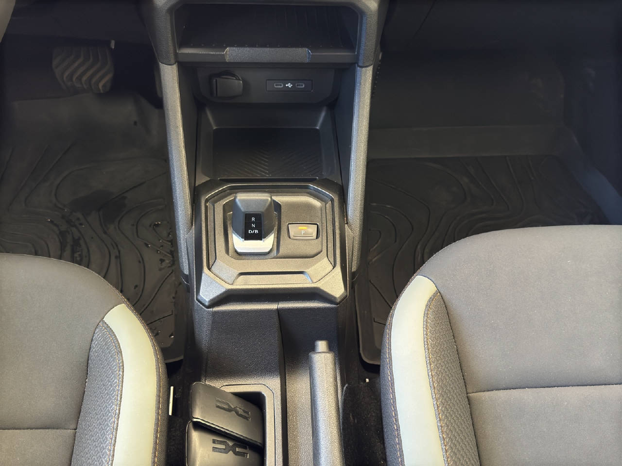 DACIA Duster 1.6 Hybrid Extreme inkl. Anhängerkupplung**-image-16