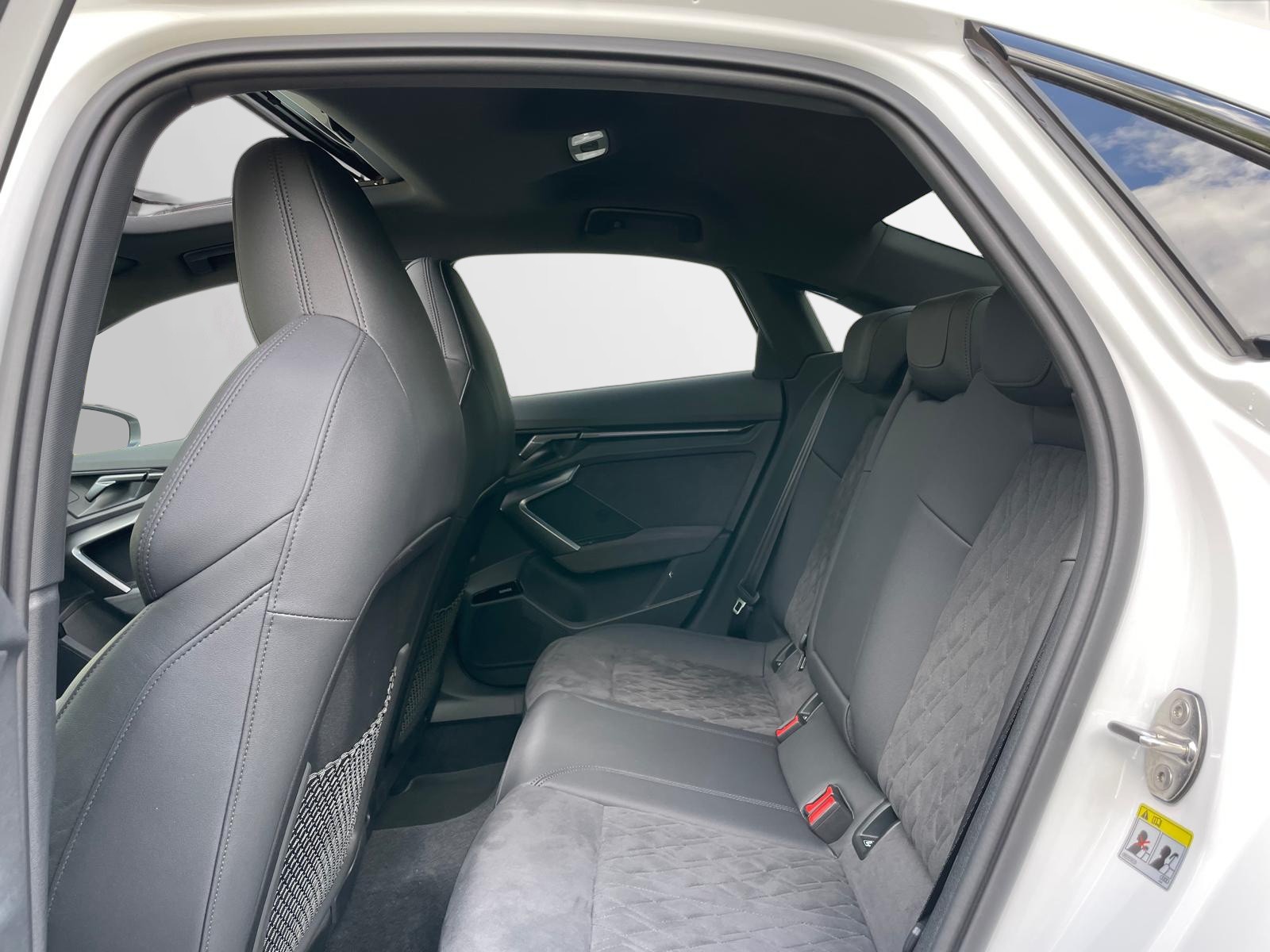 AUDI RS3 Limousine 2.5 TSI quattro S-tronic-image-6