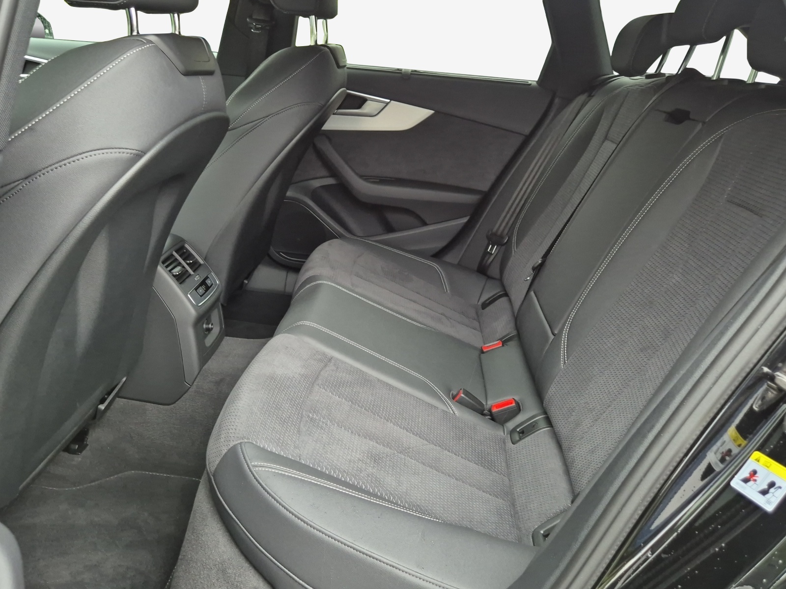 AUDI A4 Avant 45 TFSI S line S-tronic quattro-image-11
