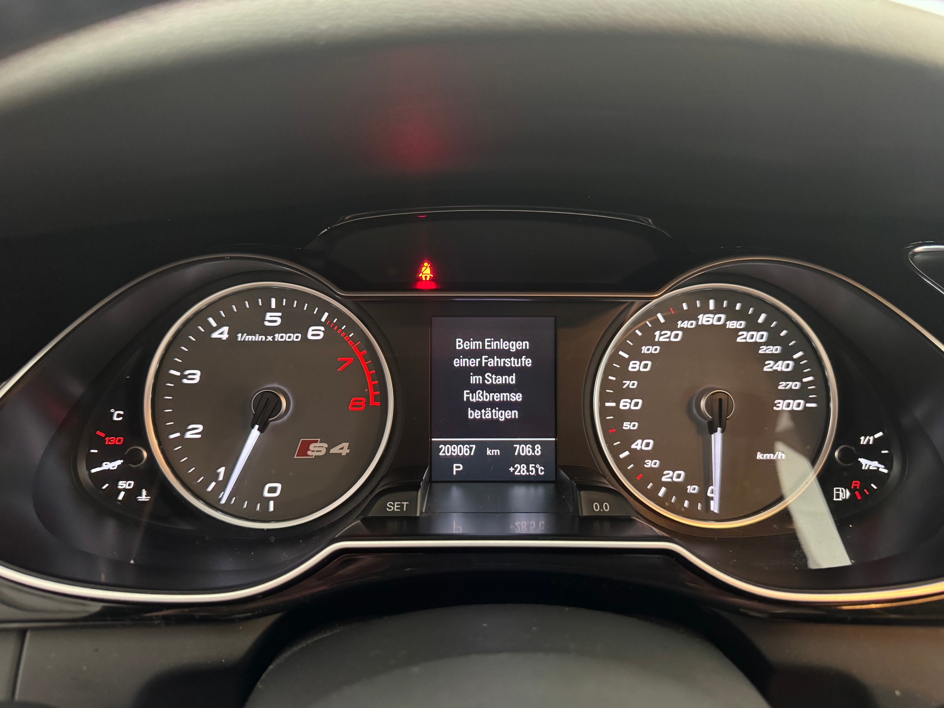 AUDI S4 Avant 3.0 TFSI quattro S-tronic-image-13