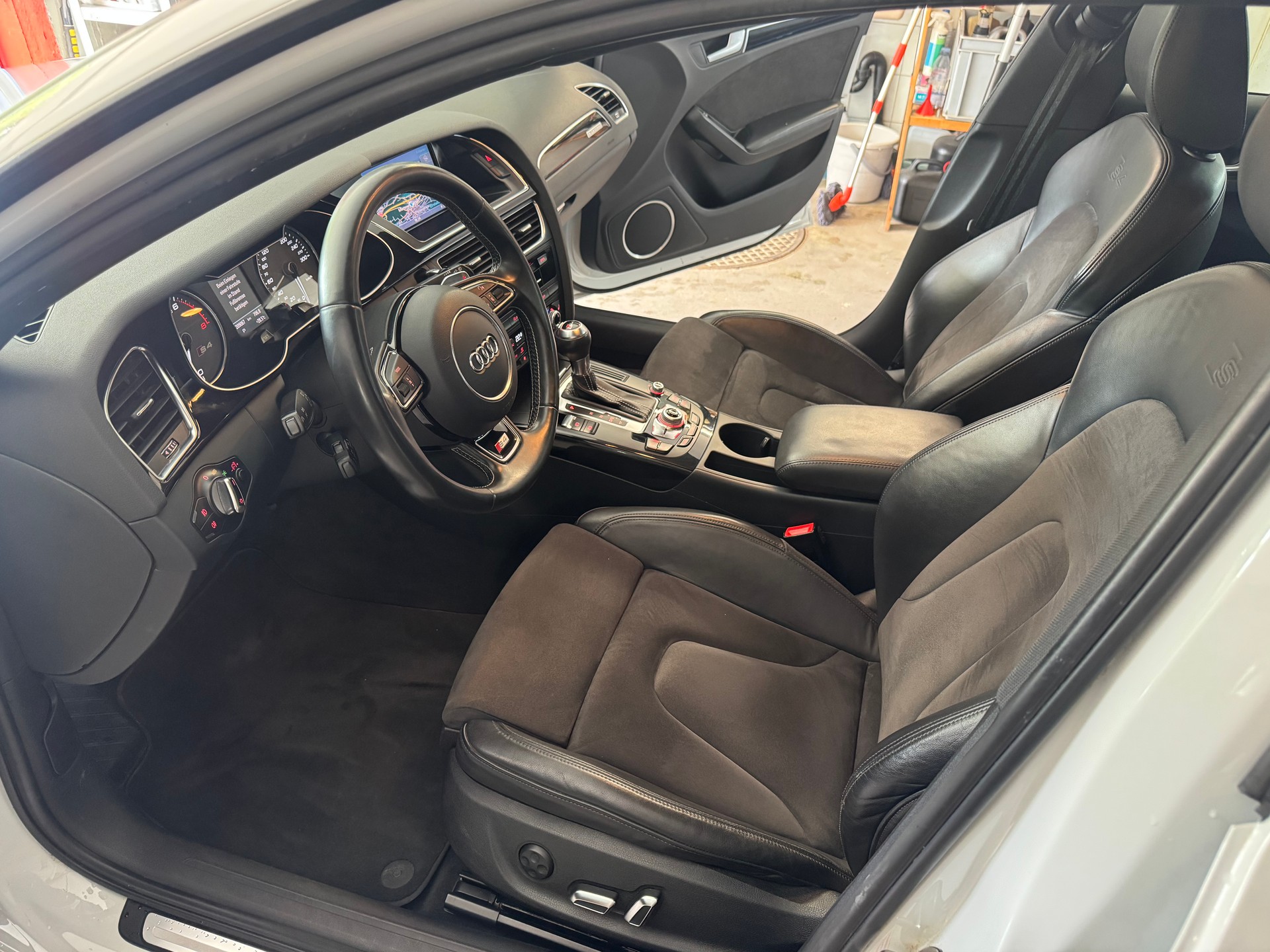 AUDI S4 Avant 3.0 TFSI quattro S-tronic-image-9
