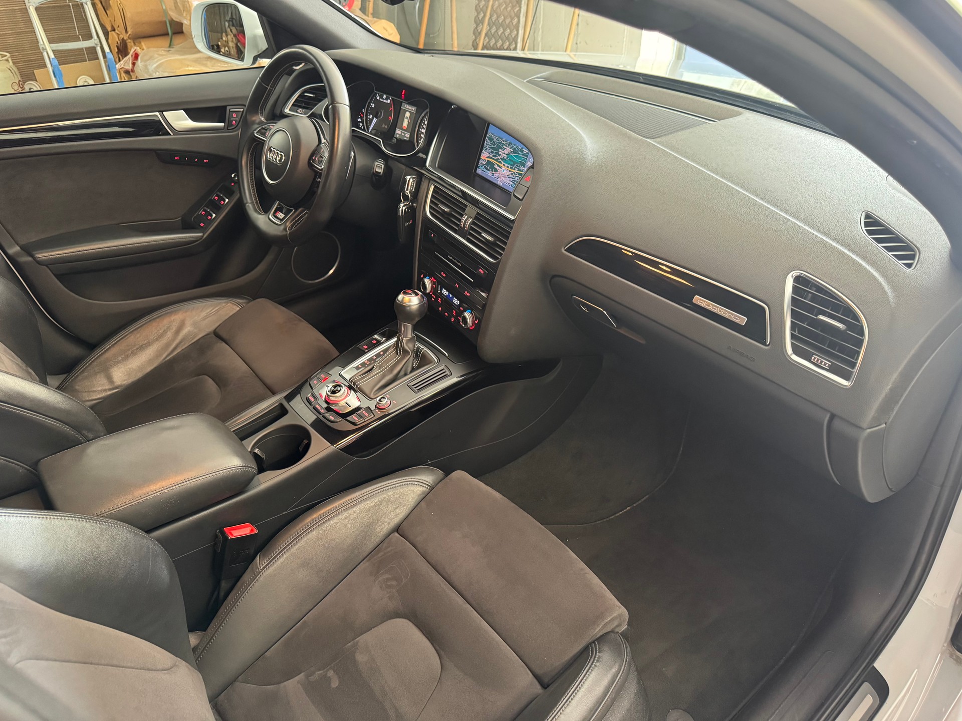 AUDI S4 Avant 3.0 TFSI quattro S-tronic-image-8