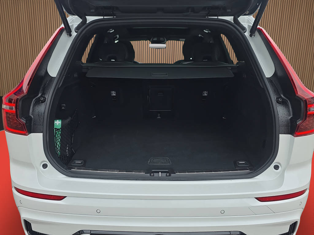 VOLVO XC60 2.0 B5 MH Plus Black Edition AWD-image-14