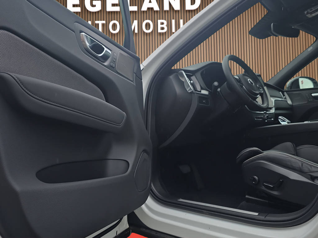 VOLVO XC60 2.0 B5 MH Plus Black Edition AWD-image-10
