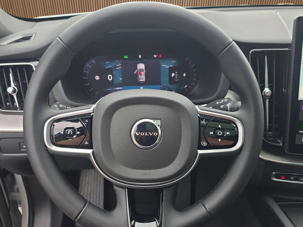 VOLVO XC60 2.0 B5 MH Plus Black Edition AWD-image-15