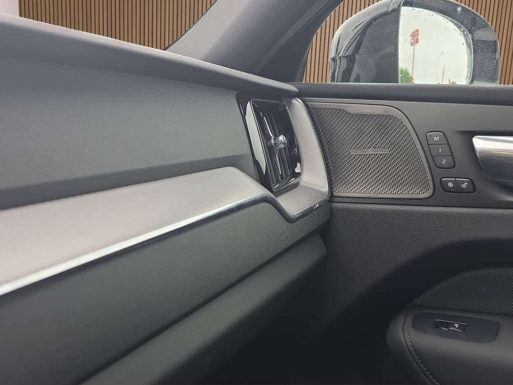 VOLVO XC60 2.0 B5 MH Plus Black Edition AWD-image-21