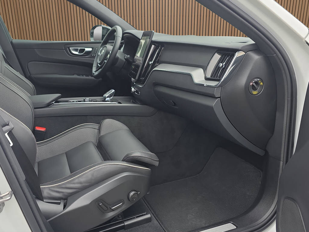 VOLVO XC60 2.0 B5 MH Plus Black Edition AWD-image-13
