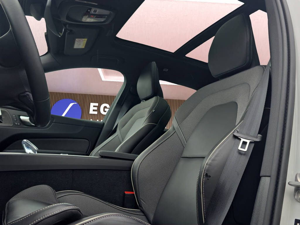 VOLVO XC60 2.0 B5 MH Plus Black Edition AWD-image-12
