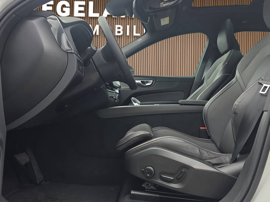 VOLVO XC60 2.0 B5 MH Plus Black Edition AWD-image-11