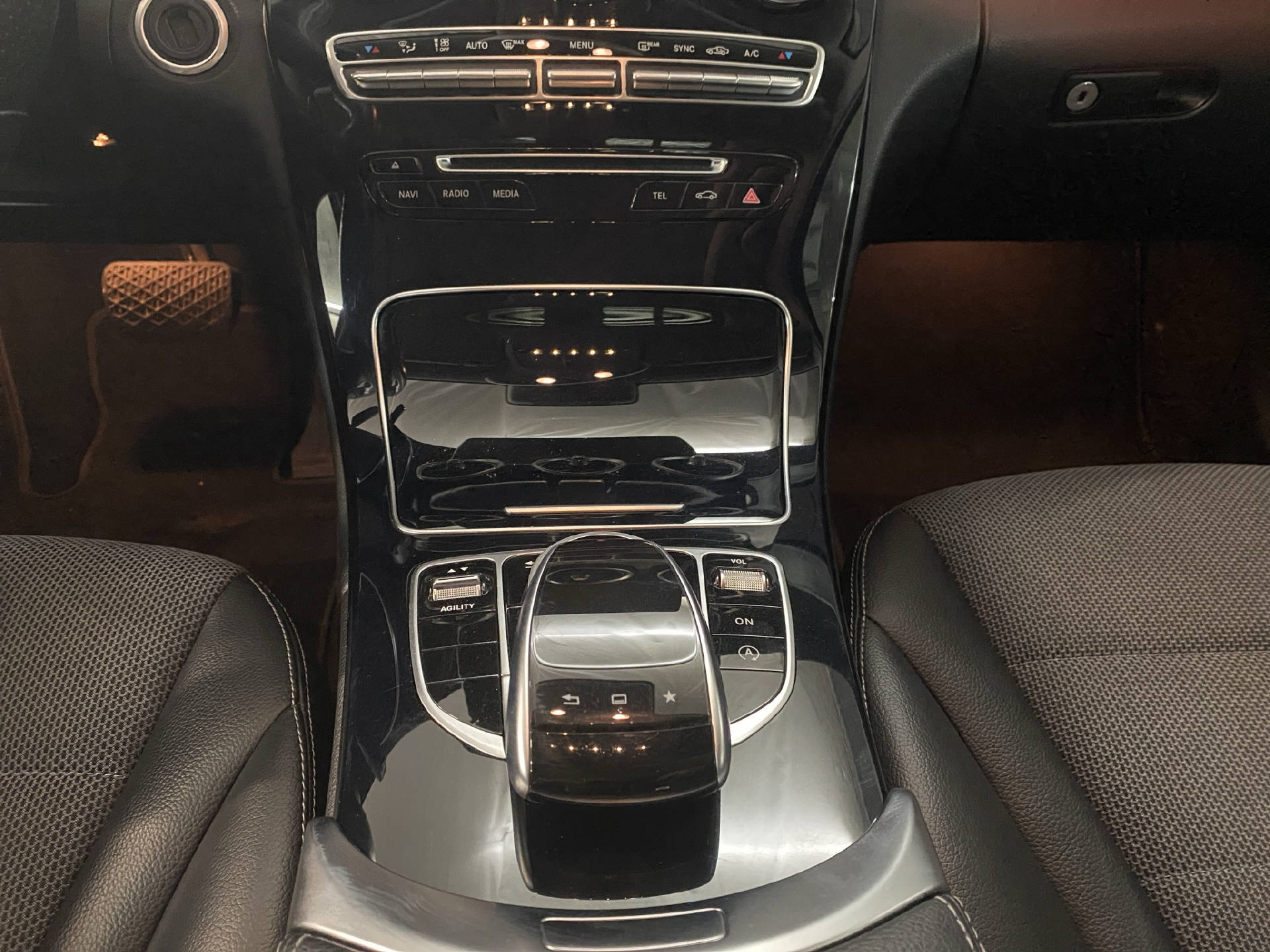 MERCEDES-BENZ C 220 d AMG Line-image-9