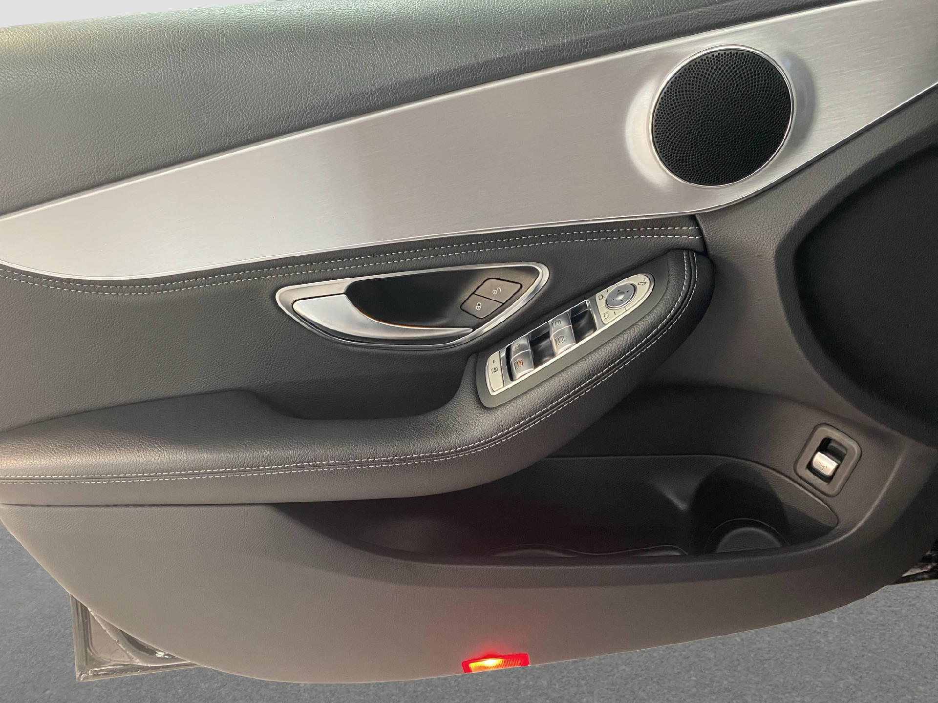 MERCEDES-BENZ C 220 d AMG Line-image-12
