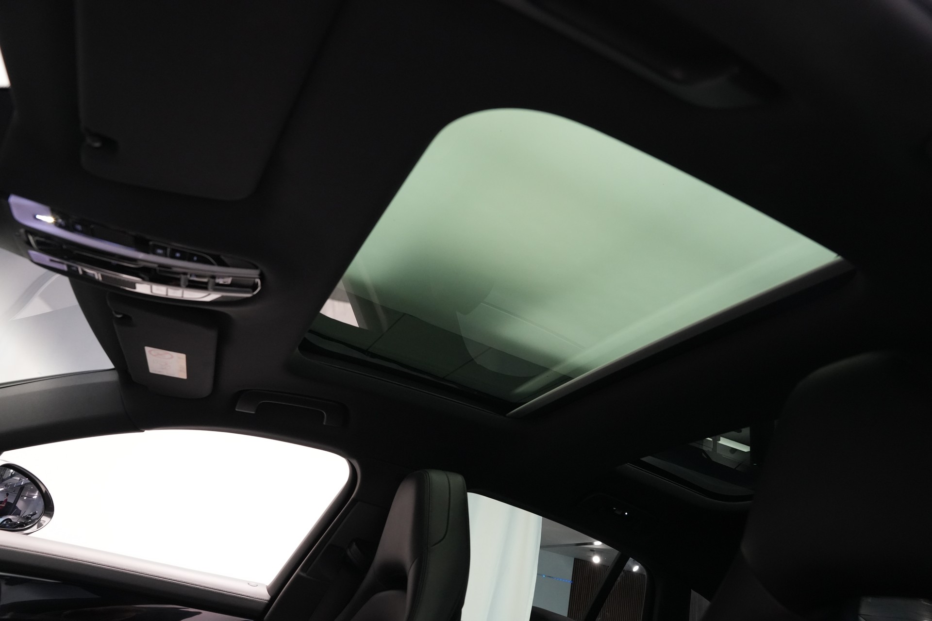 PORSCHE Panamera 4 E-Hybrid PDK *CH-Fahrzeug* *22 Zoll*-image-13