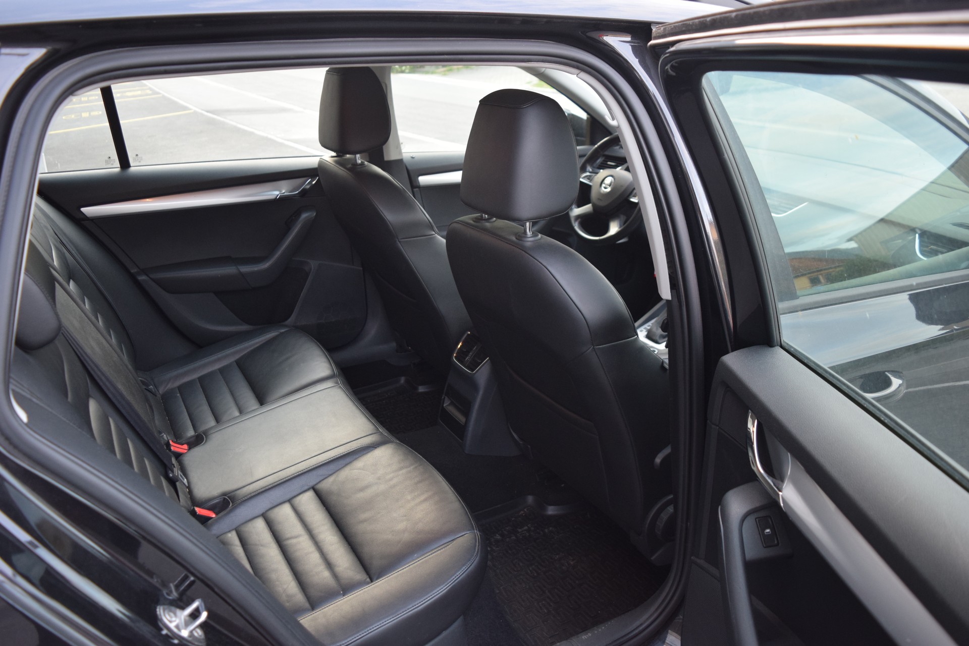 SKODA Octavia Combi 1.8 TSI Elegance 4x4 DSG-image-12
