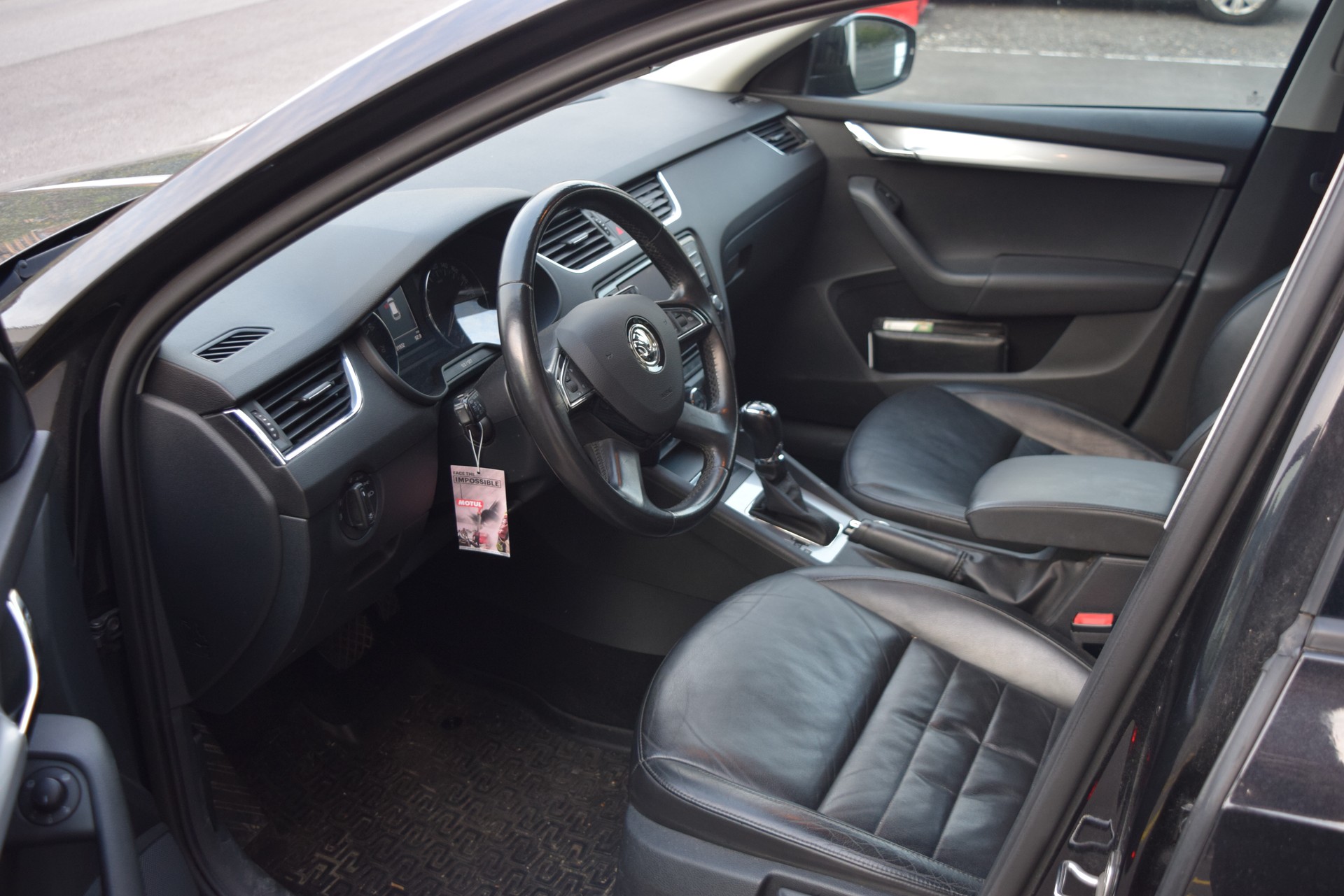 SKODA Octavia Combi 1.8 TSI Elegance 4x4 DSG-image-17