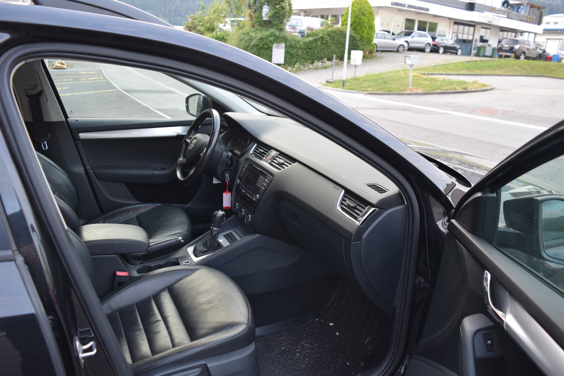 SKODA Octavia Combi 1.8 TSI Elegance 4x4 DSG-image-11