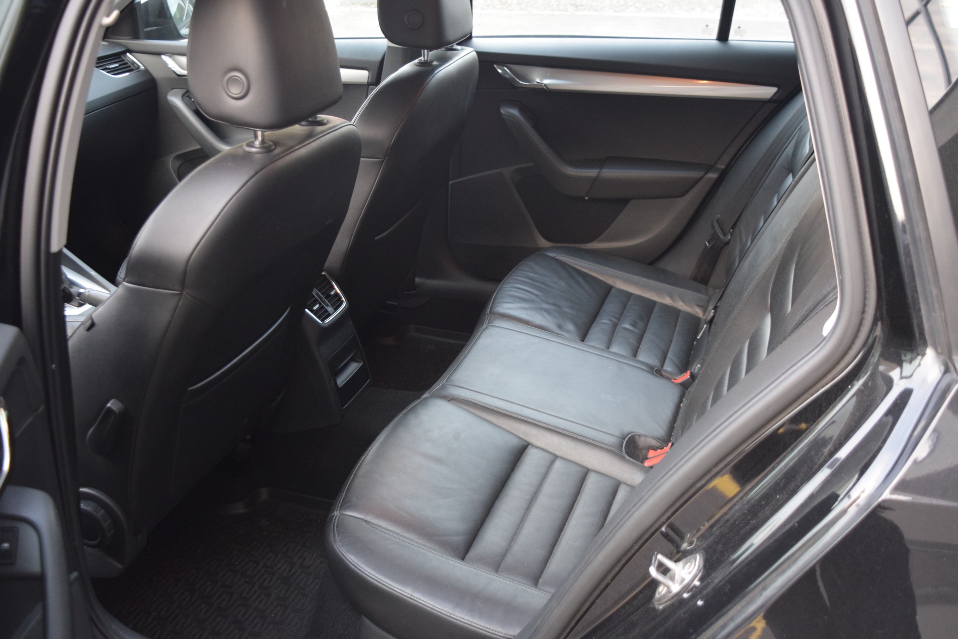 SKODA Octavia Combi 1.8 TSI Elegance 4x4 DSG-image-16
