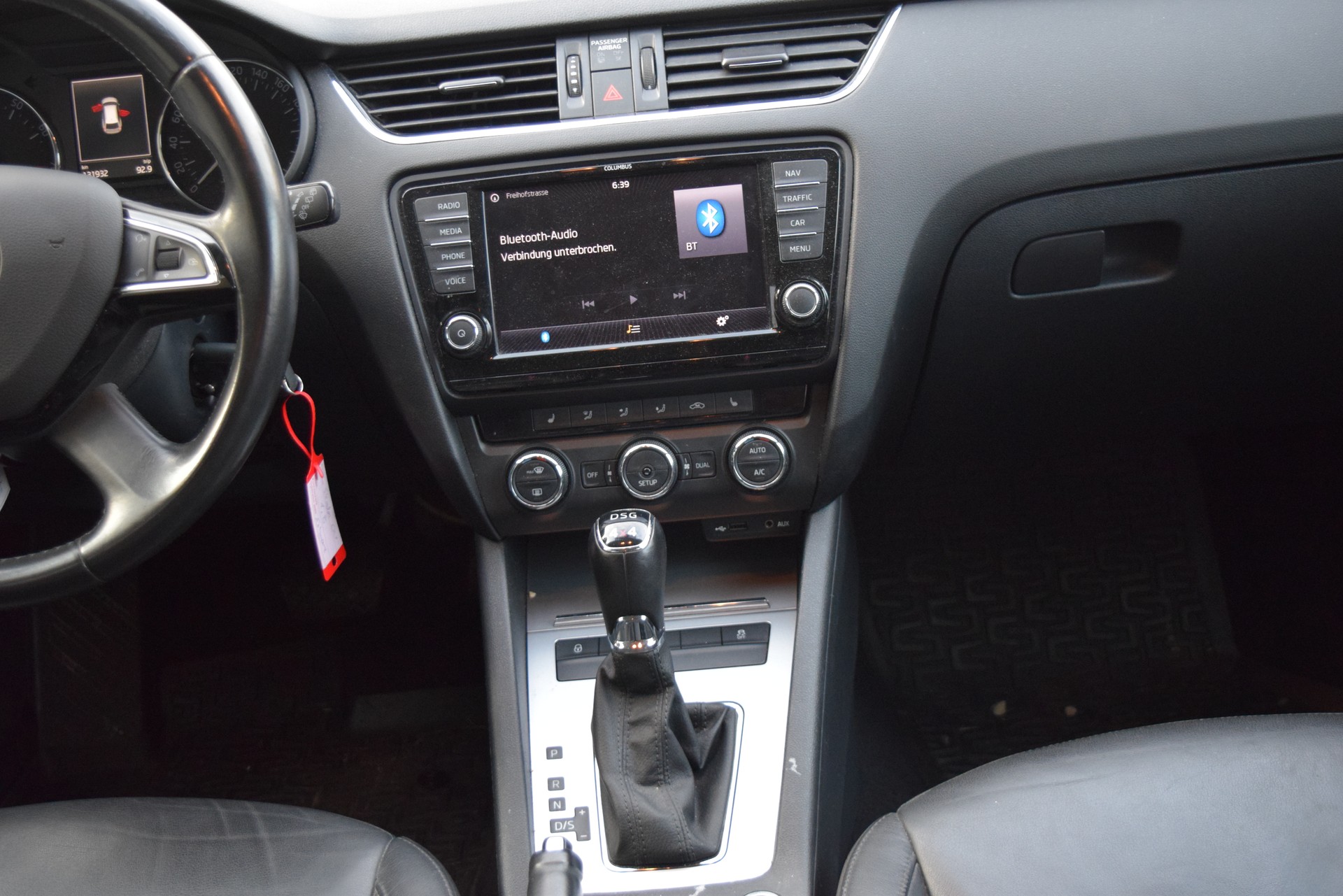 SKODA Octavia Combi 1.8 TSI Elegance 4x4 DSG-image-14