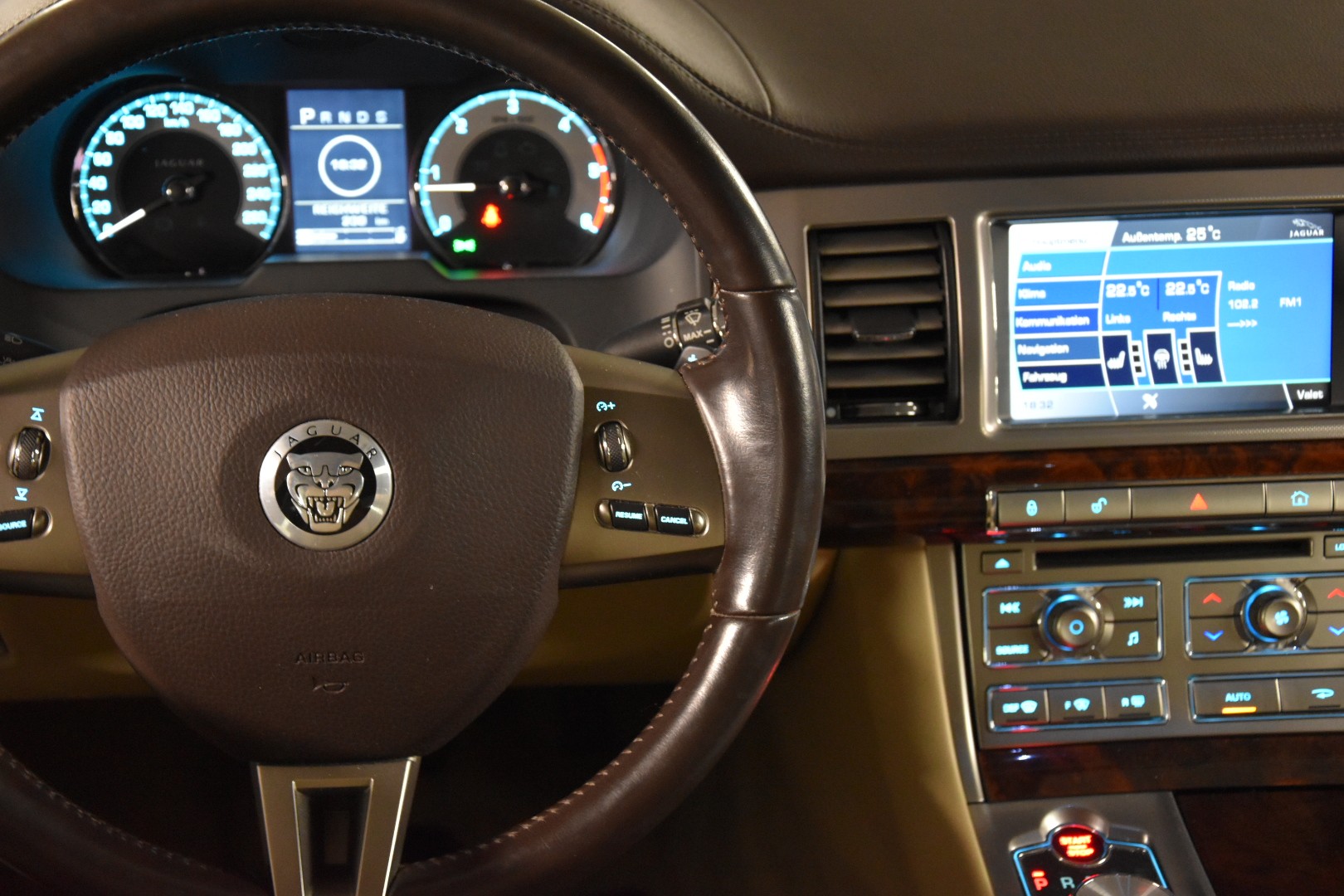 JAGUAR XF 3.0d V6 Prem. Luxury-image-15