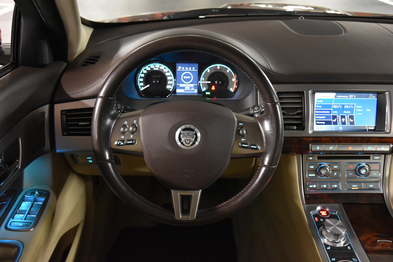 JAGUAR XF 3.0d V6 Prem. Luxury-image-12