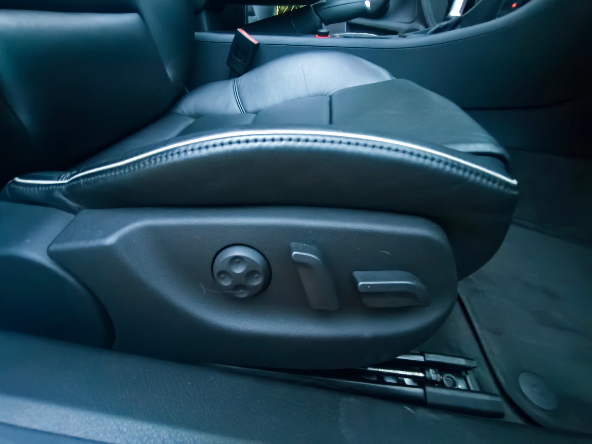 AUDI 4.2 V8 quattro-image-16