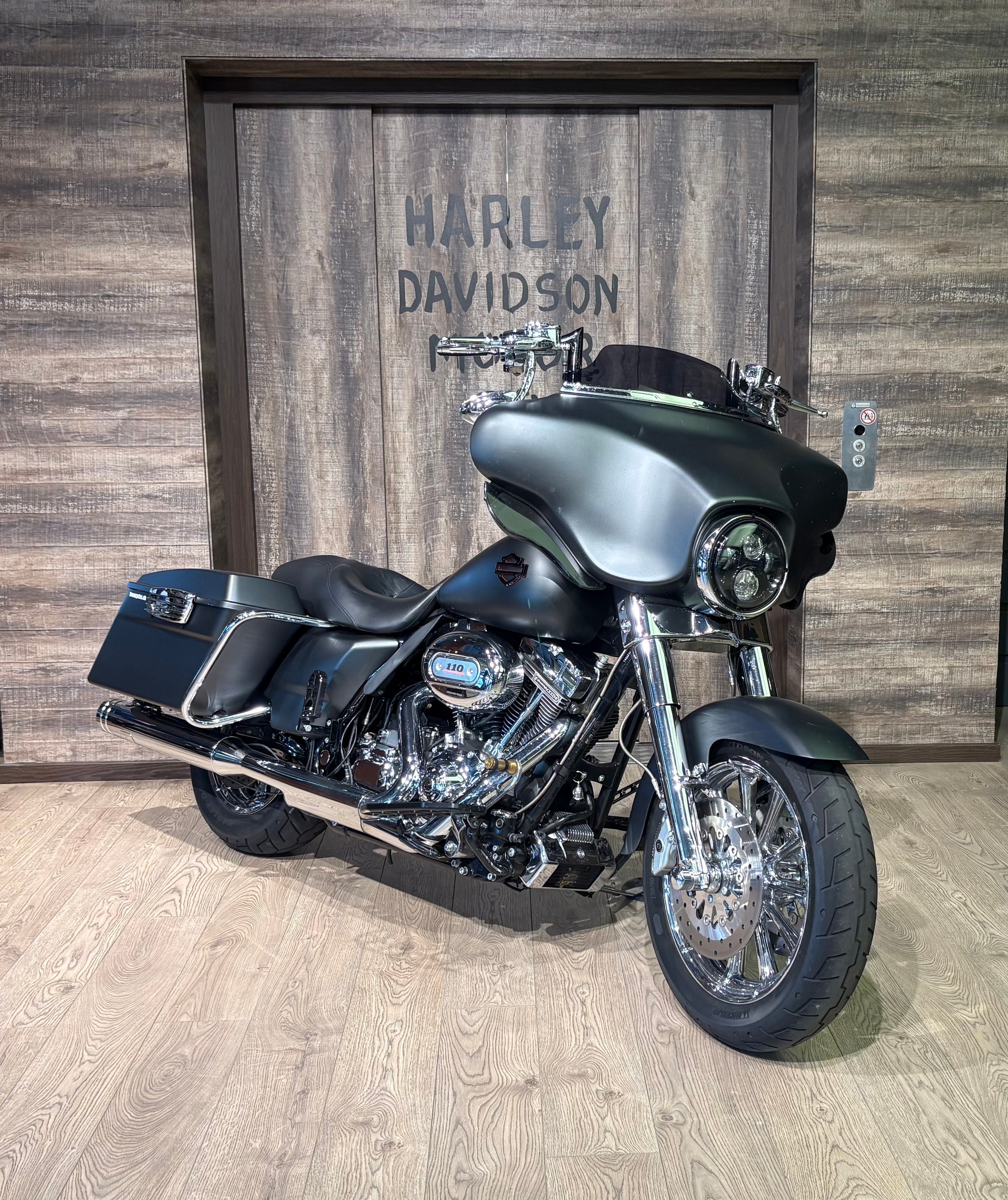 HARLEY-DAVIDSON FLHTCUSE4 Electra Glide Ultra Classic CVO ABS-showroom-element-1