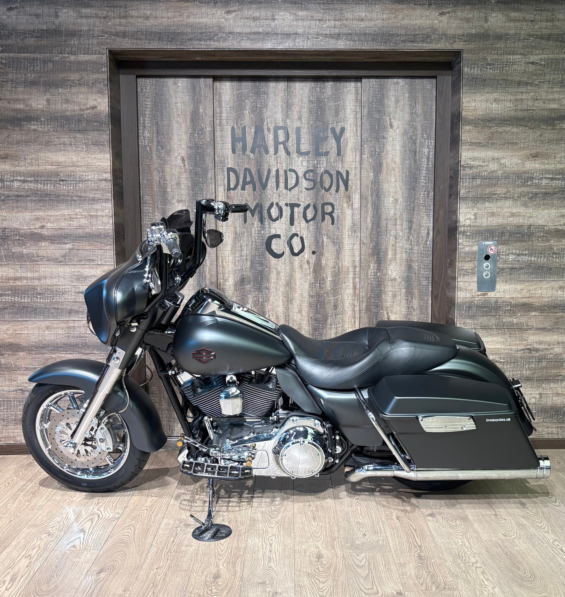 HARLEY-DAVIDSON FLHTCUSE4 Electra Glide Ultra Classic CVO ABS-showroom-element-3