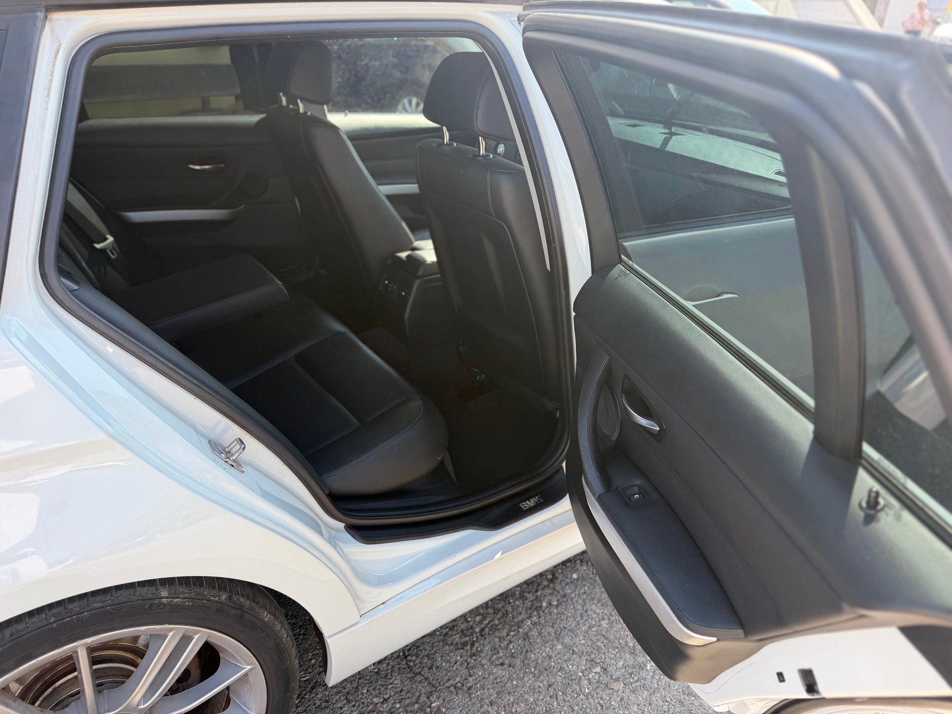 BMW 320d xDrive Touring Steptronic-image-9