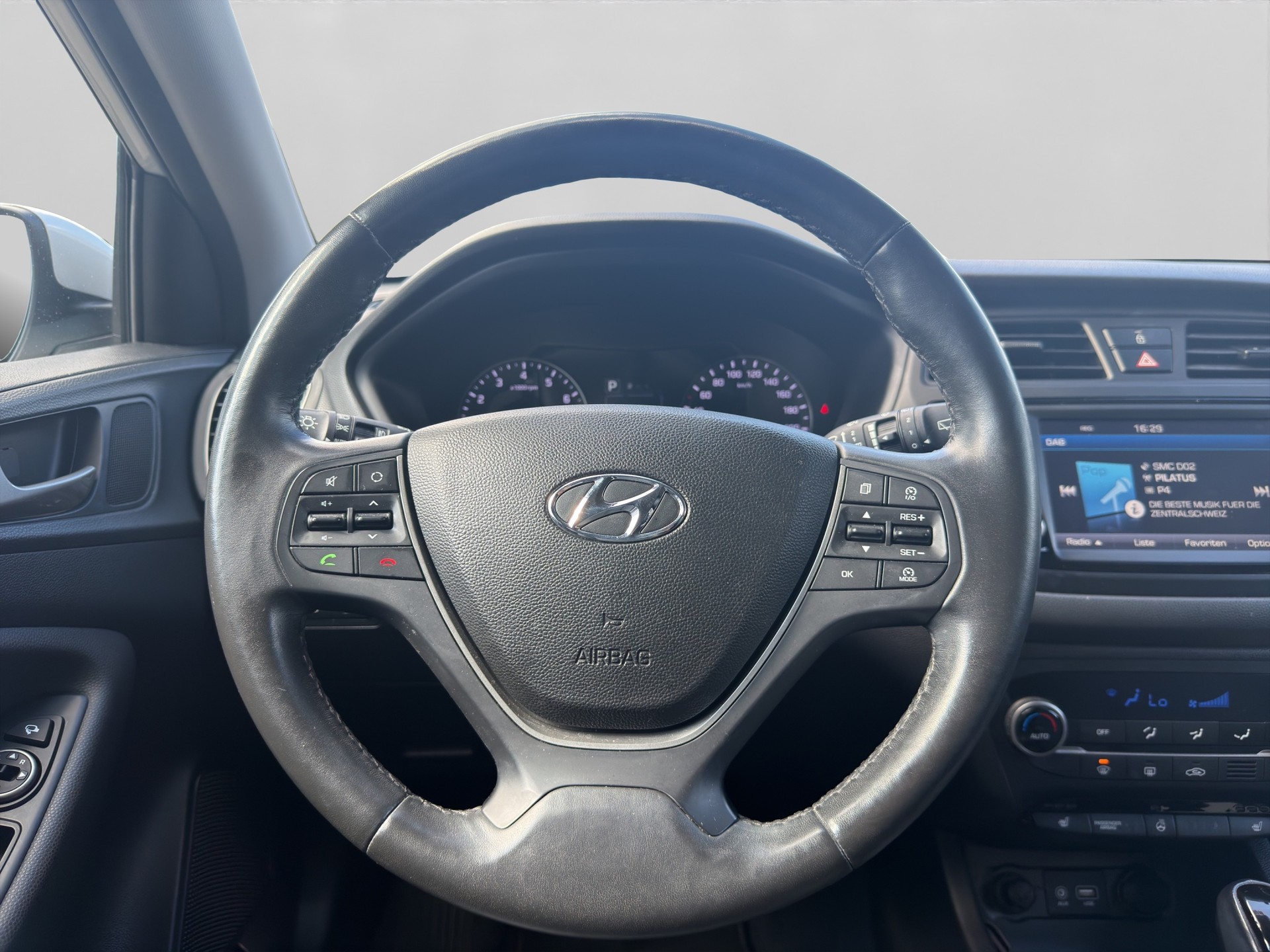 HYUNDAI i20 1.4 Vertex Automatic-image-9