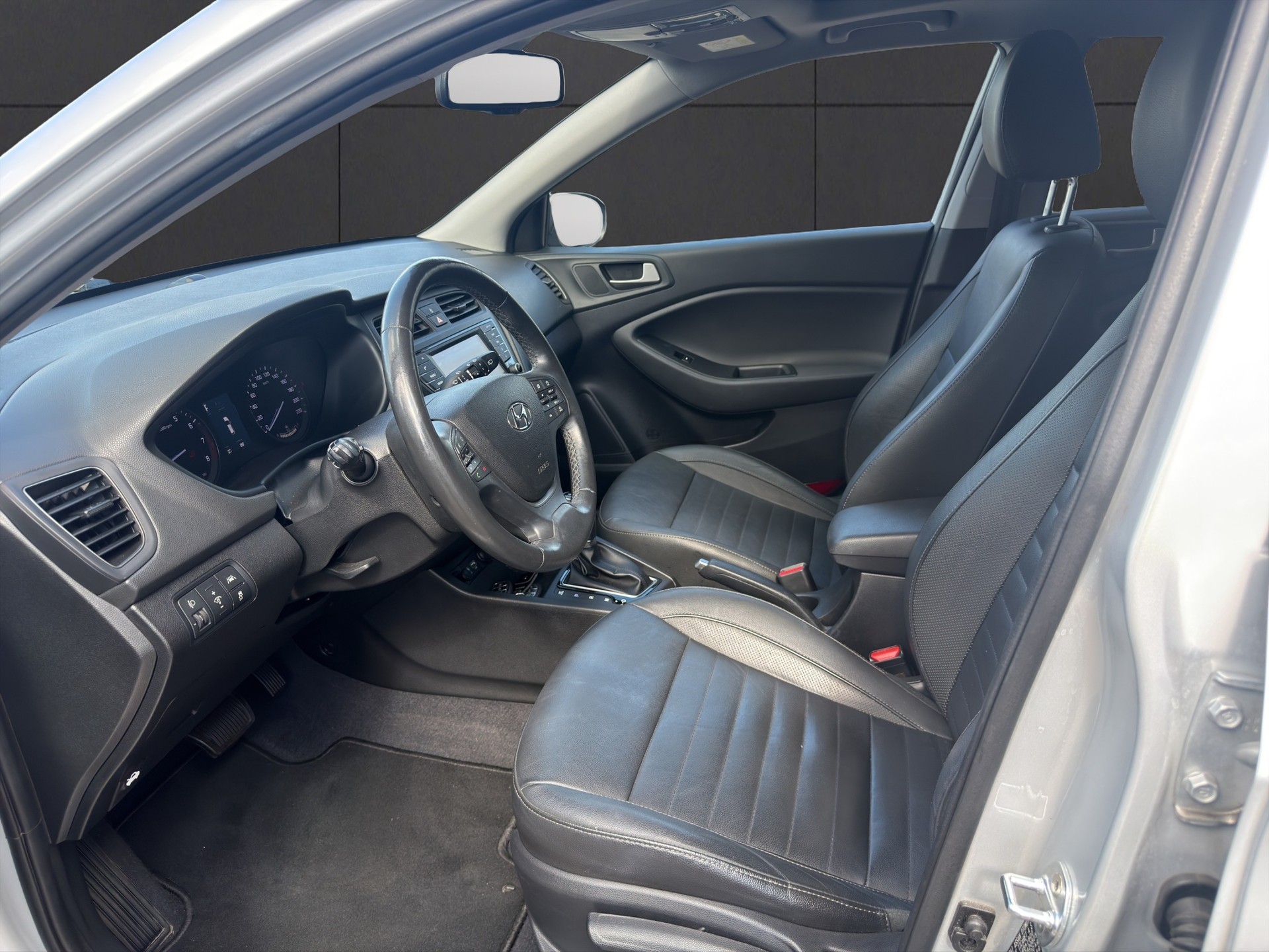 HYUNDAI i20 1.4 Vertex Automatic-image-8