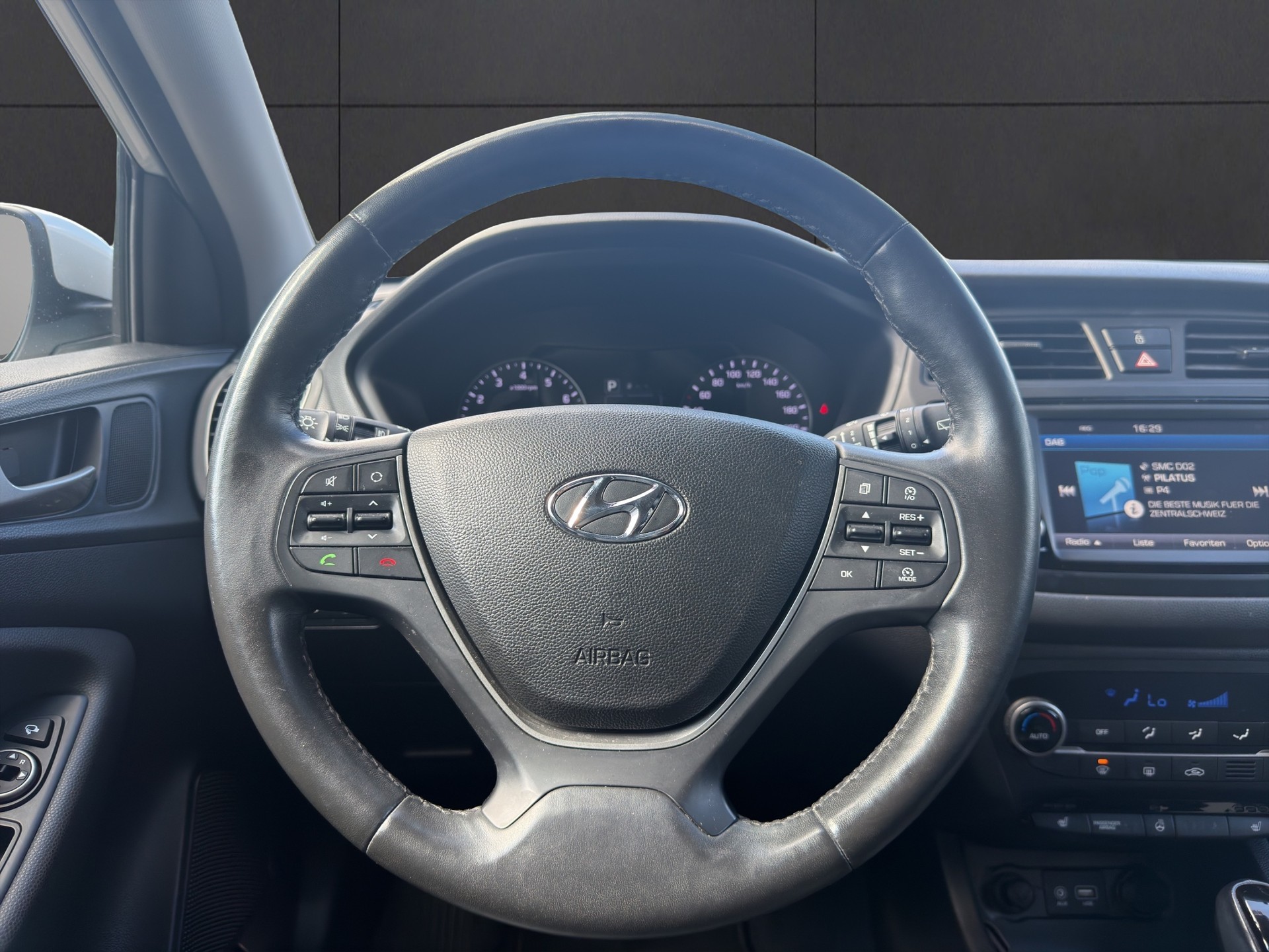HYUNDAI i20 1.4 Vertex Automatic-image-9