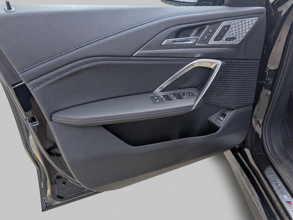 BMW 30e xDrive Hybrid-image-4