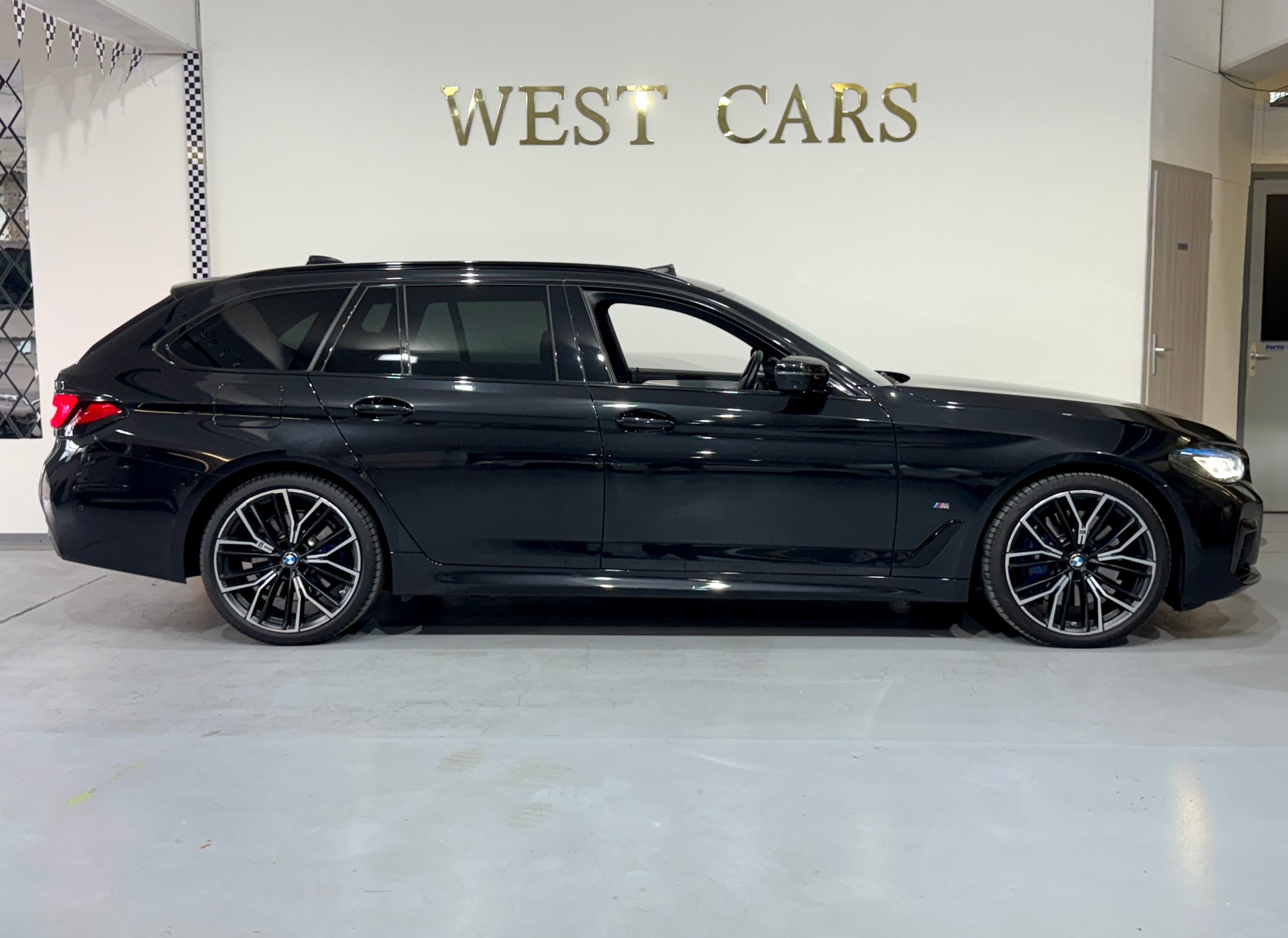 BMW 540d xDrive 48V Touring M Sport Steptronic-image-2