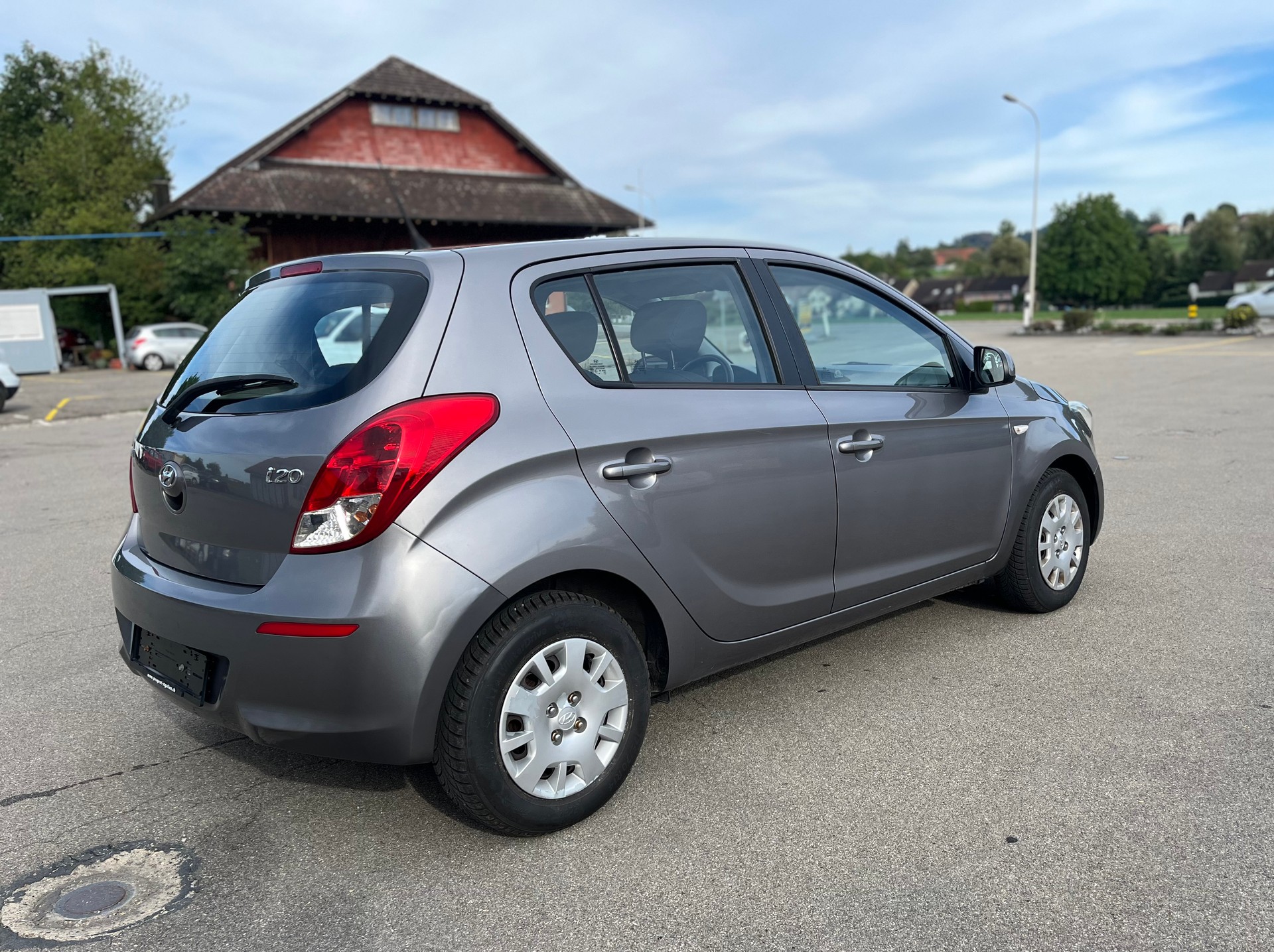 HYUNDAI Limousine mit frisch MFK 26/8/2026 und frisch Servic-image-6