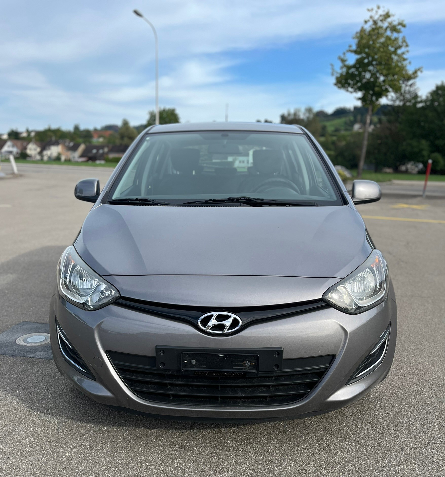 HYUNDAI Limousine mit frisch MFK 26/8/2026 und frisch Servic-image-2